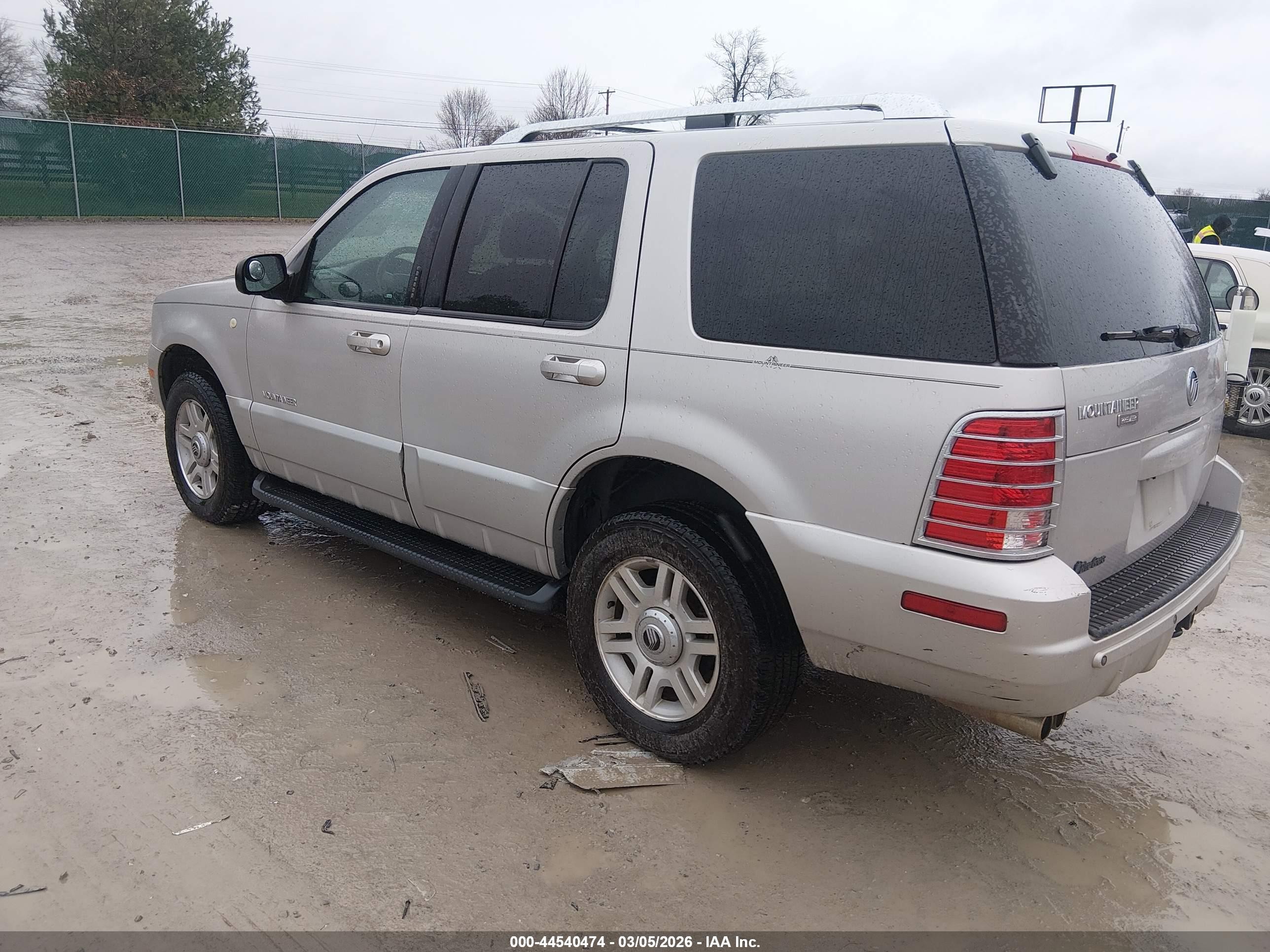 2002 Mercury Mountaineer   Silver vin: 4M2ZU86E02ZJ35713