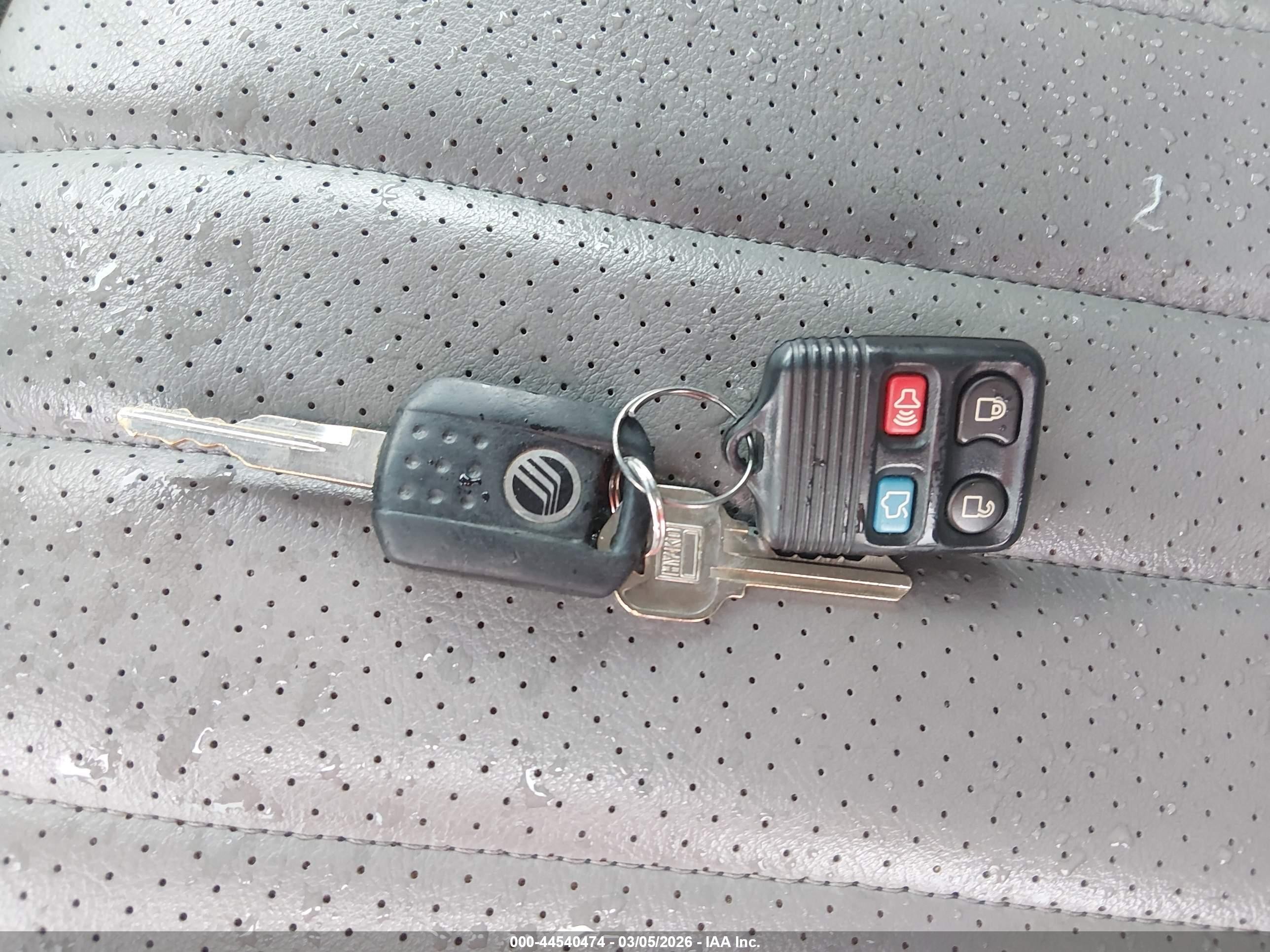 2002 Mercury Mountaineer   Silver vin: 4M2ZU86E02ZJ35713