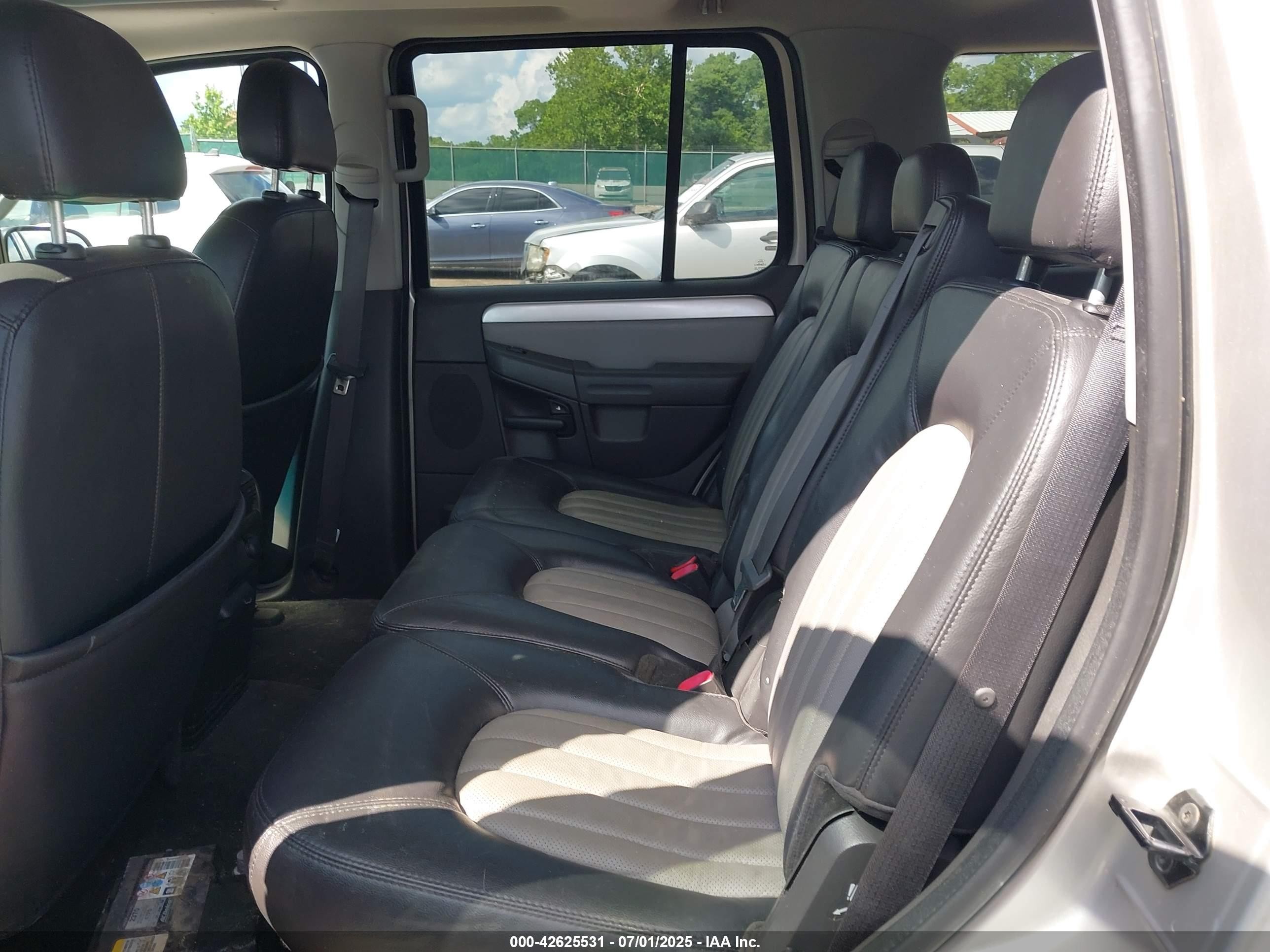 2004 Mercury Mountaineer   Silver vin: 4M2ZU86K34ZJ13732