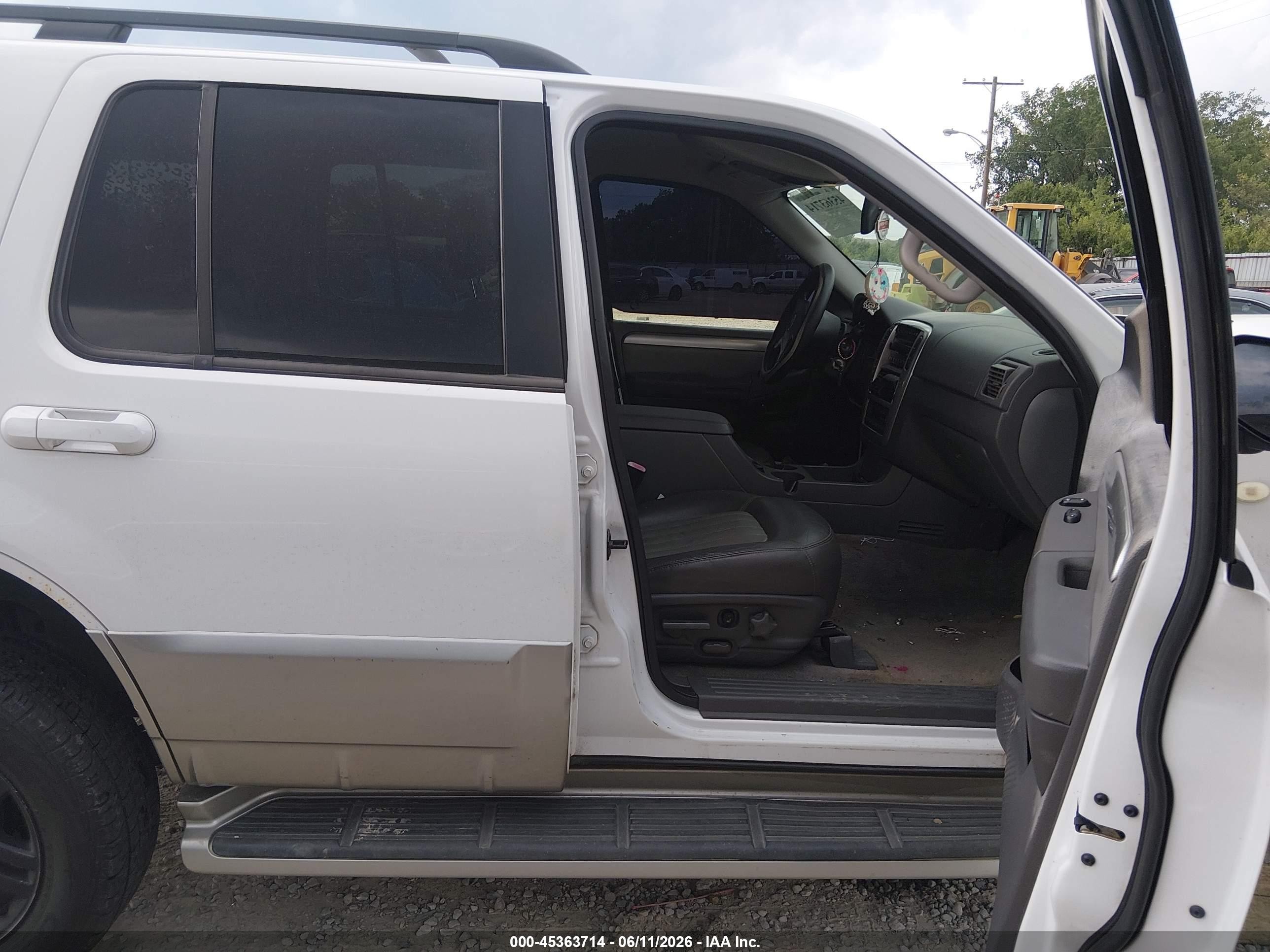 2003 Mercury Mountaineer   White vin: 4M2ZU86KX3UJ11214
