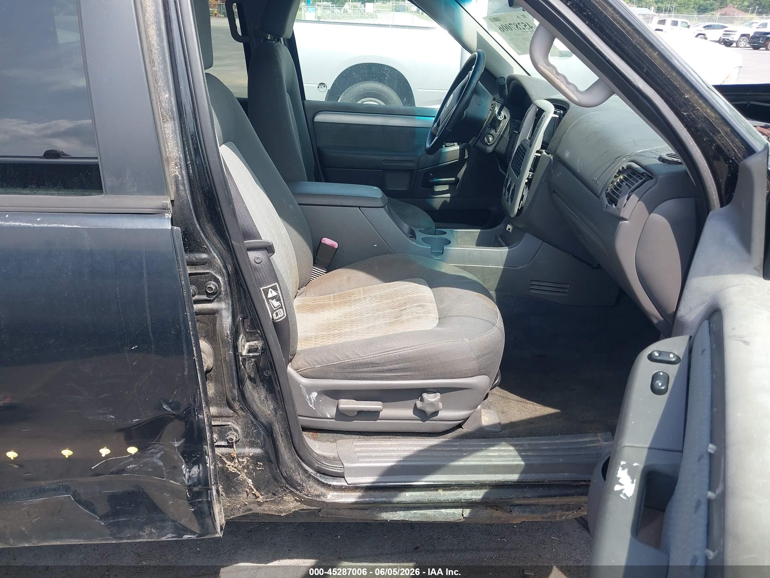 2002 Mercury Mountaineer   Black vin: 4M2ZU86W22ZJ13690