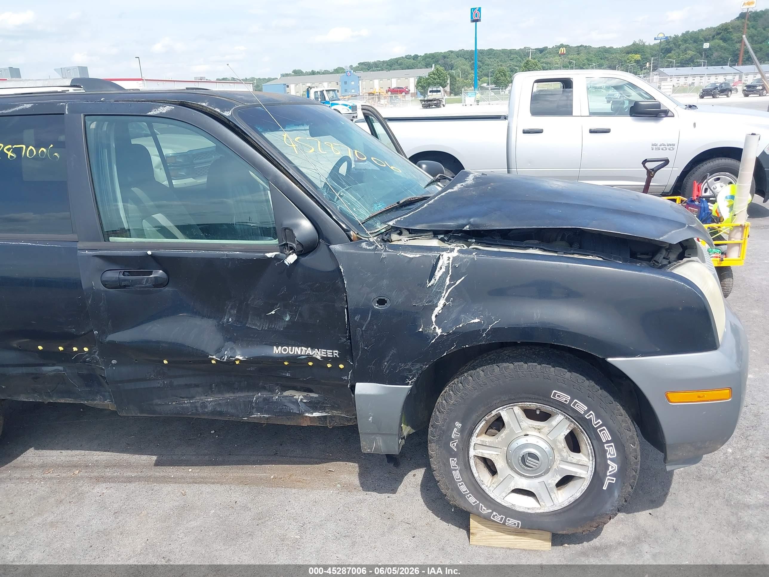 2002 Mercury Mountaineer   Black vin: 4M2ZU86W22ZJ13690