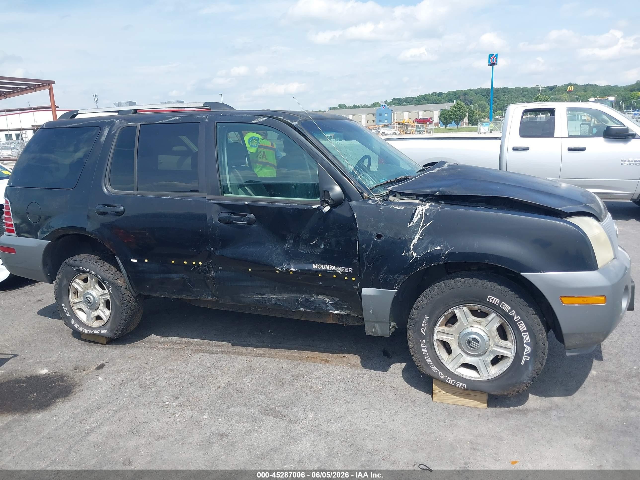 2002 Mercury Mountaineer   Black vin: 4M2ZU86W22ZJ13690