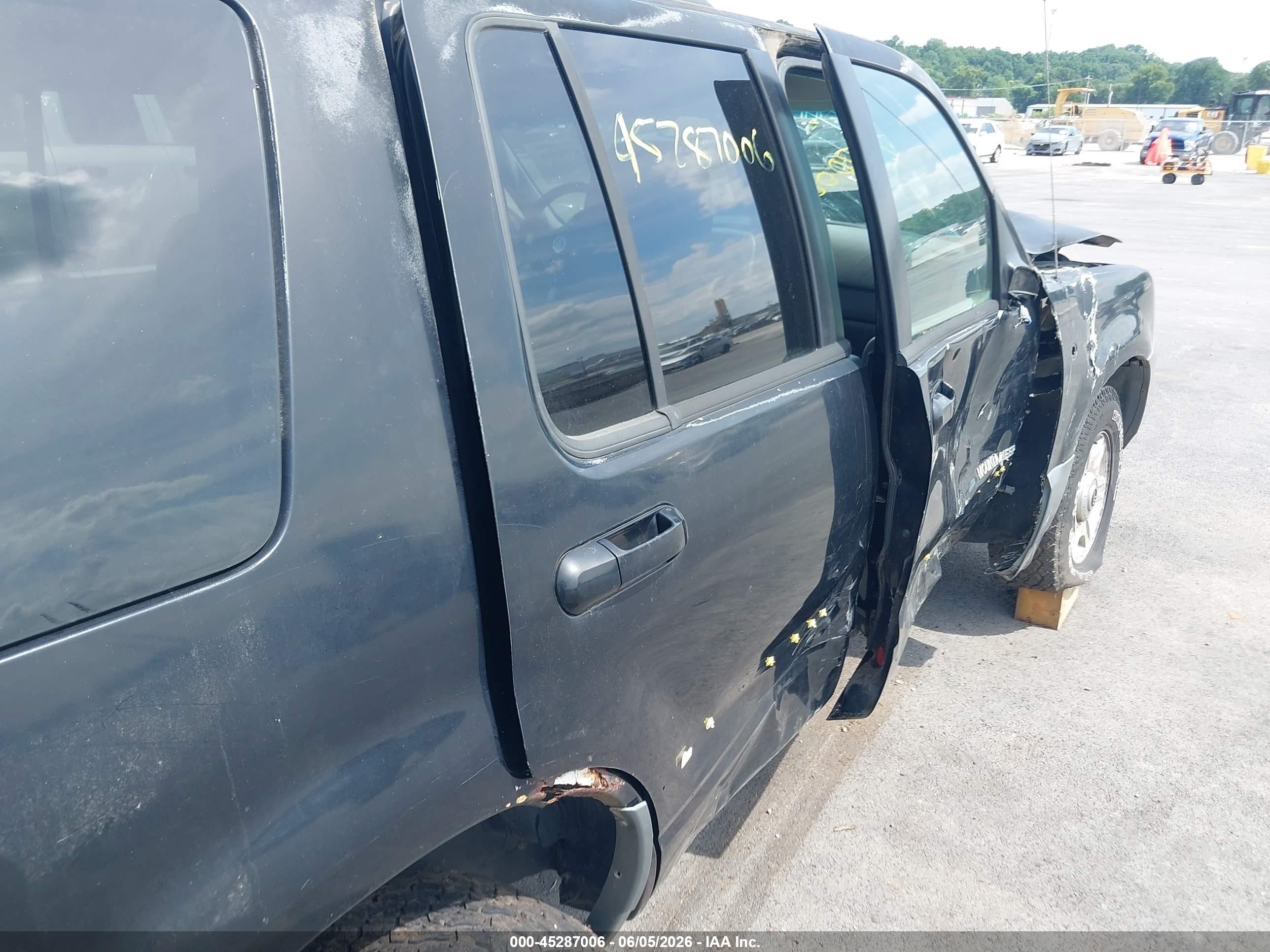 2002 Mercury Mountaineer   Black vin: 4M2ZU86W22ZJ13690