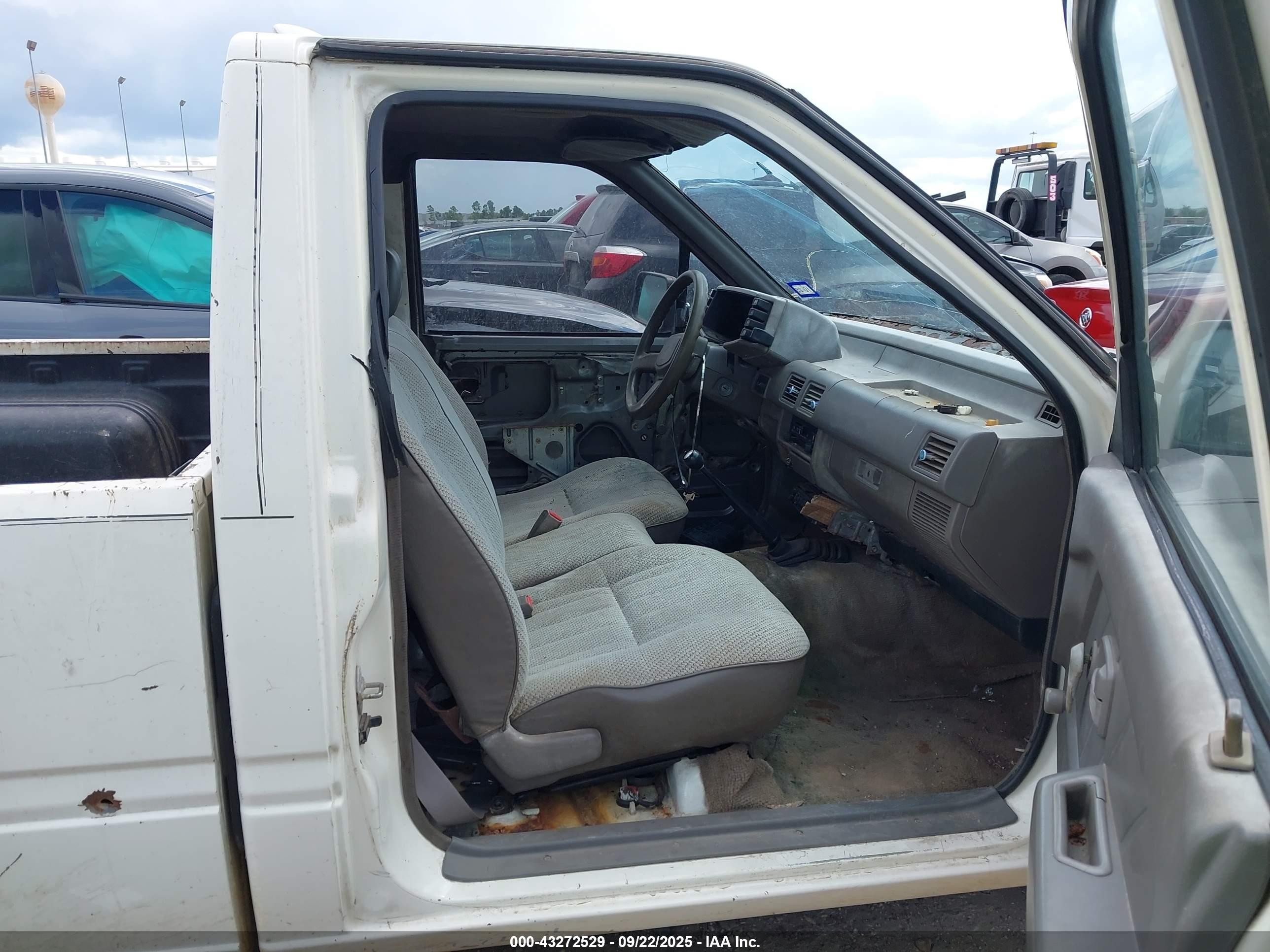 1994 Isuzu Conventional Short Wheelbase White vin: 4S1CL11L5R4204889