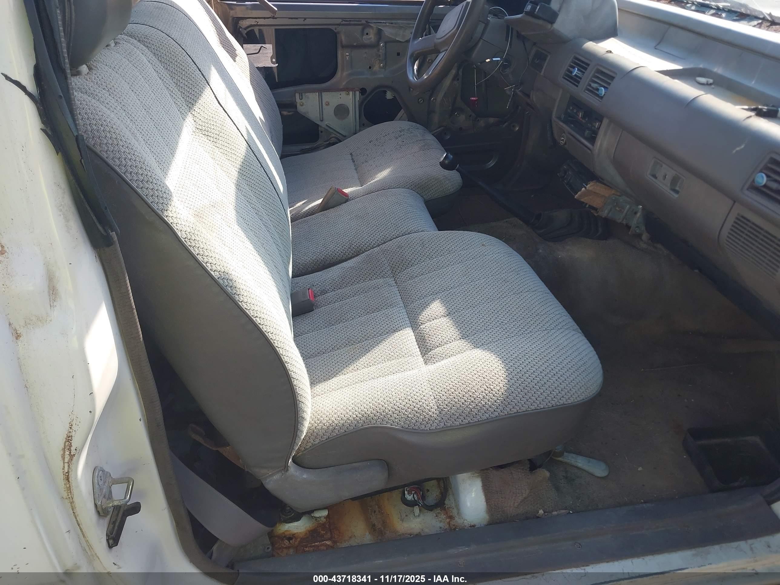 1994 Isuzu Conventional Short Wheelbase White vin: 4S1CL11L5R4204889