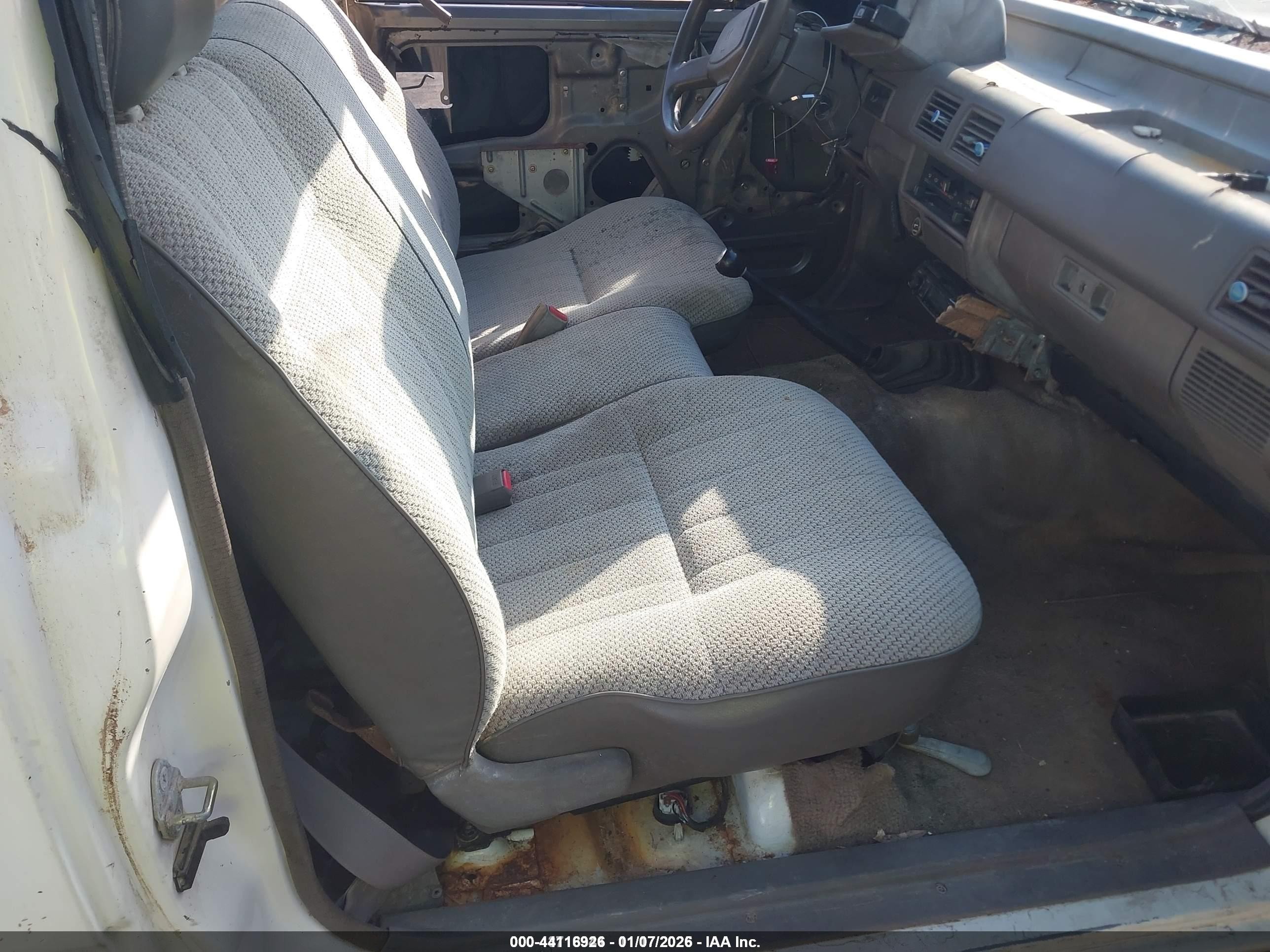 1994 Isuzu Conventional Short Wheelbase White vin: 4S1CL11L5R4204889