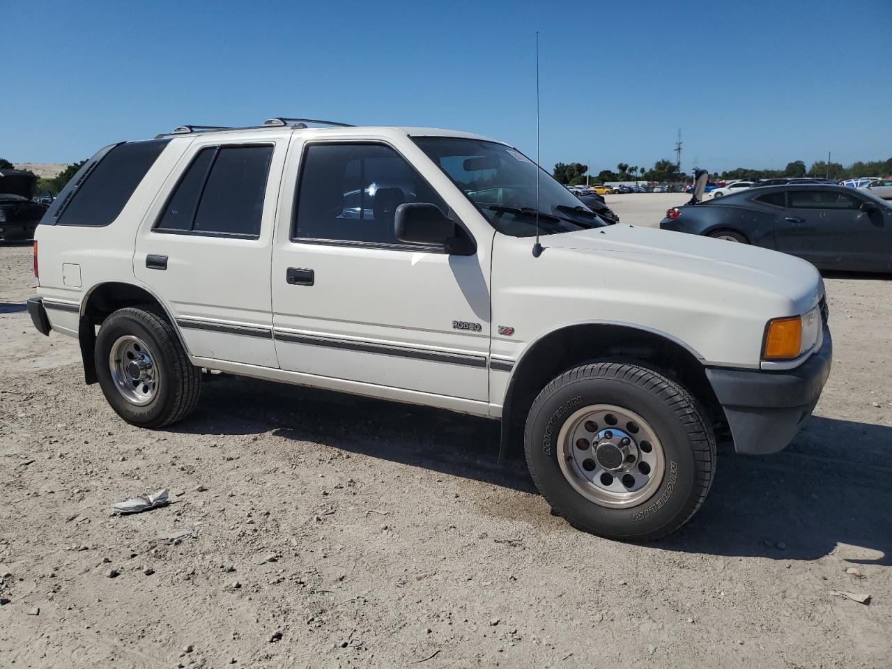 1995 Isuzu Rodeo S White vin: 4S2CG58V2S4308499