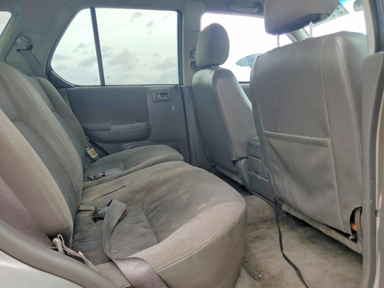 2004 Isuzu Rodeo S Silver vin: 4S2DM58W444315544