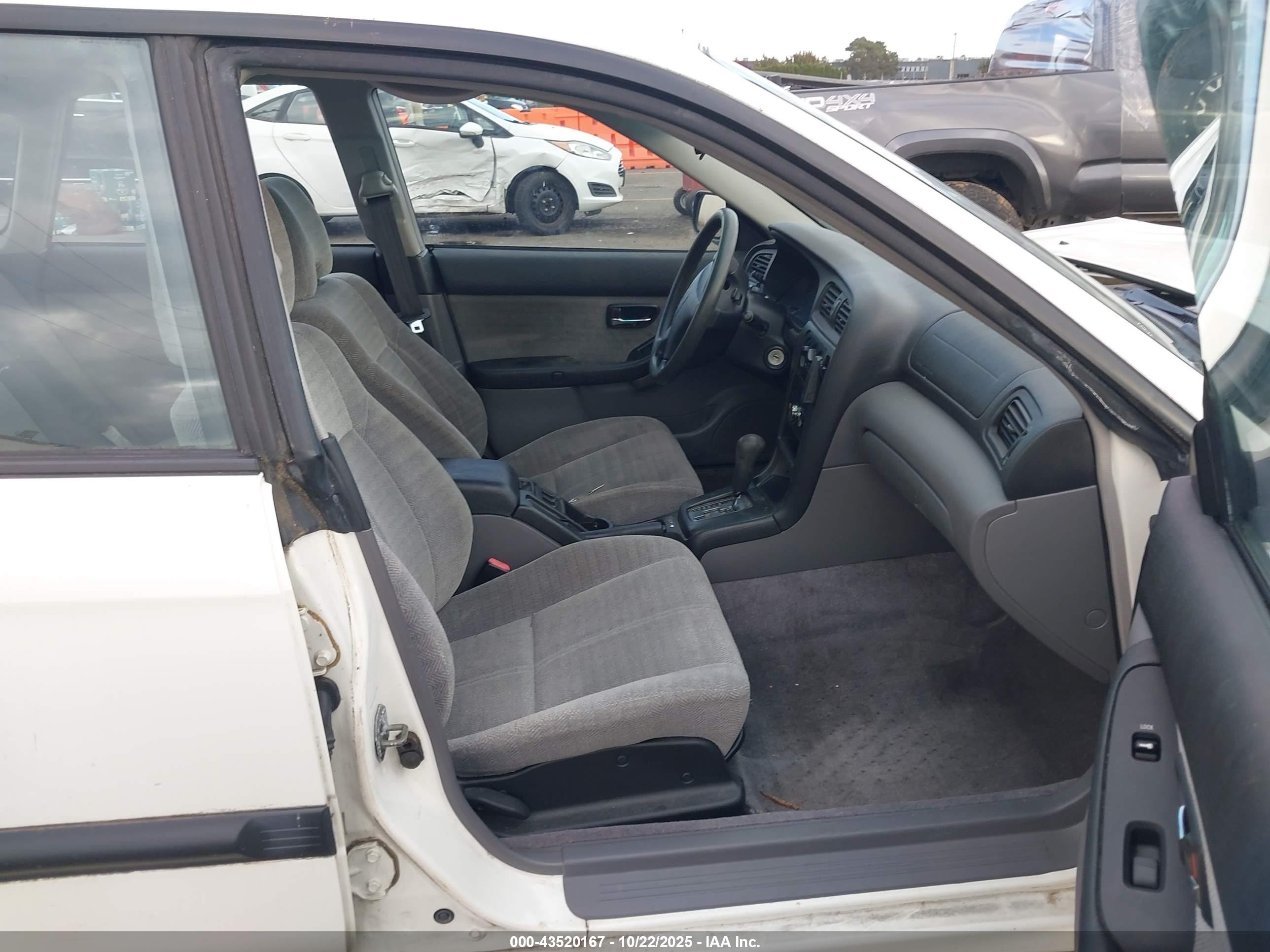 2000 Subaru Legacy L White vin: 4S3BE6350Y7205731