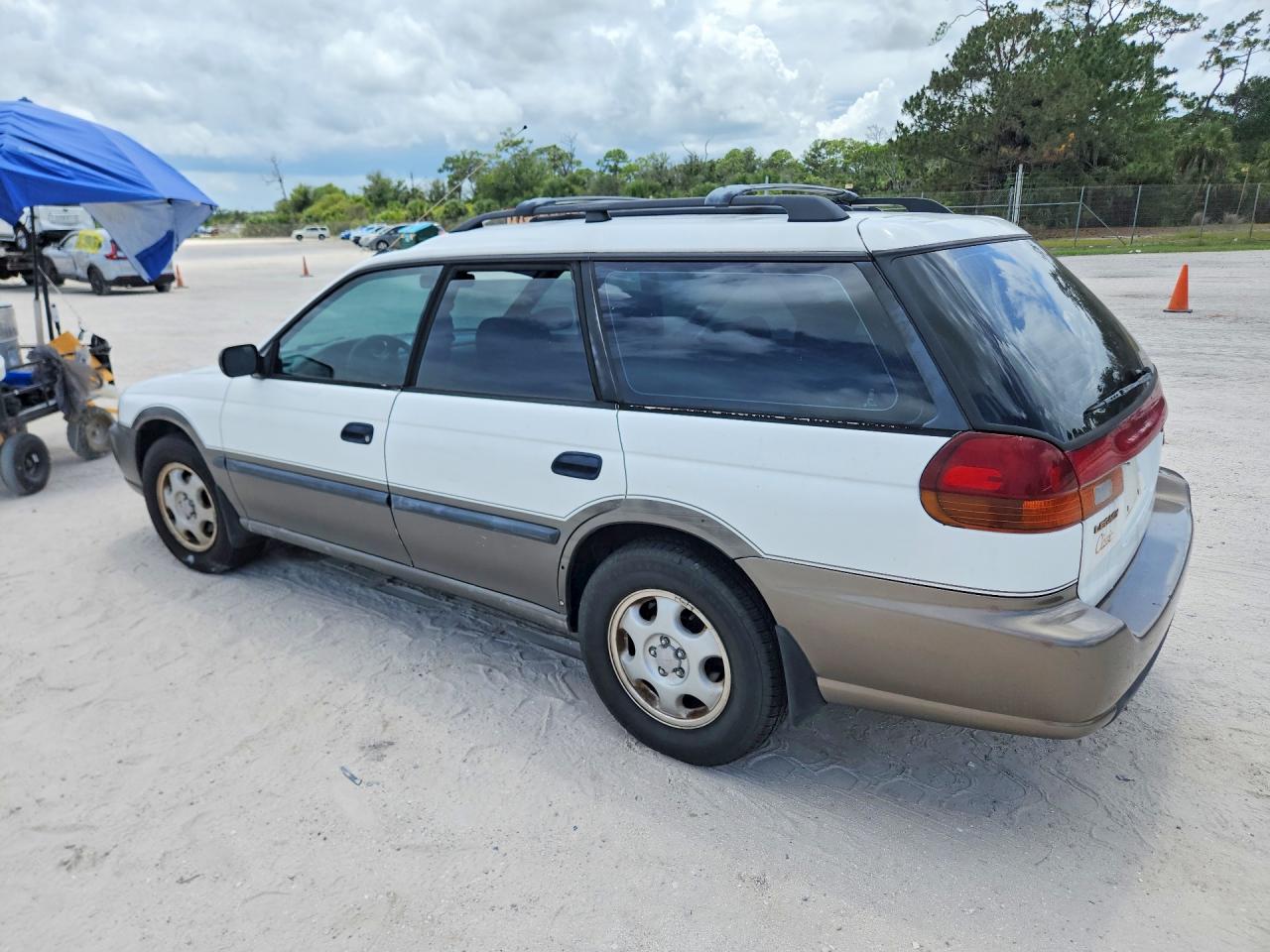 1997 Subaru Legacy Outback White vin: 4S3BG6851V7655077