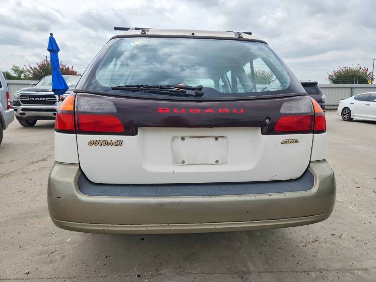 2000 Subaru Legacy Outback White vin: 4S3BH6650Y6656456