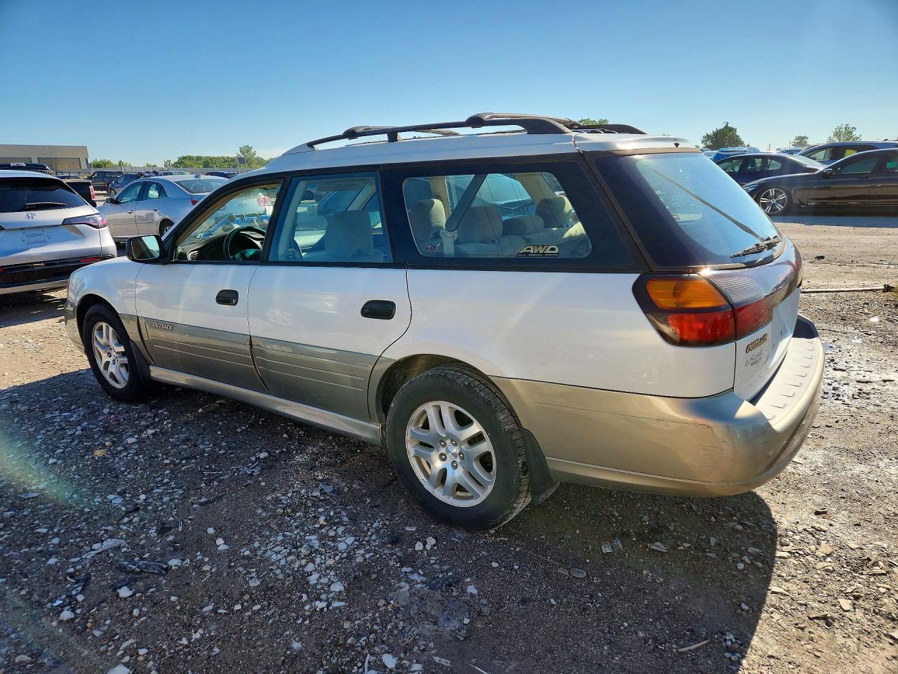 2003 Subaru Outback White vin: 4S3BH675737601388