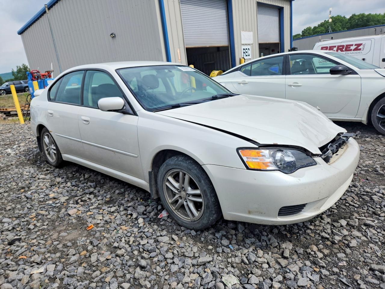 2005 Subaru Legacy 2.5i White vin: 4S3BL616957208110