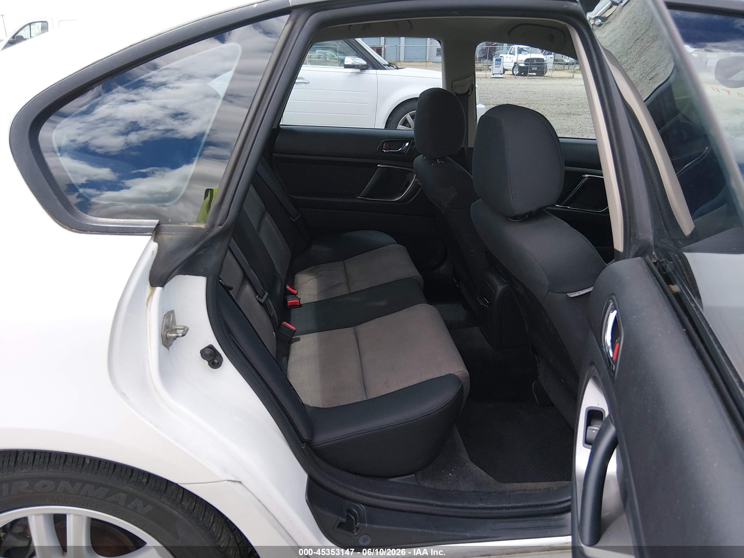 2005 Subaru Legacy 2.5i White vin: 4S3BL616X57223599