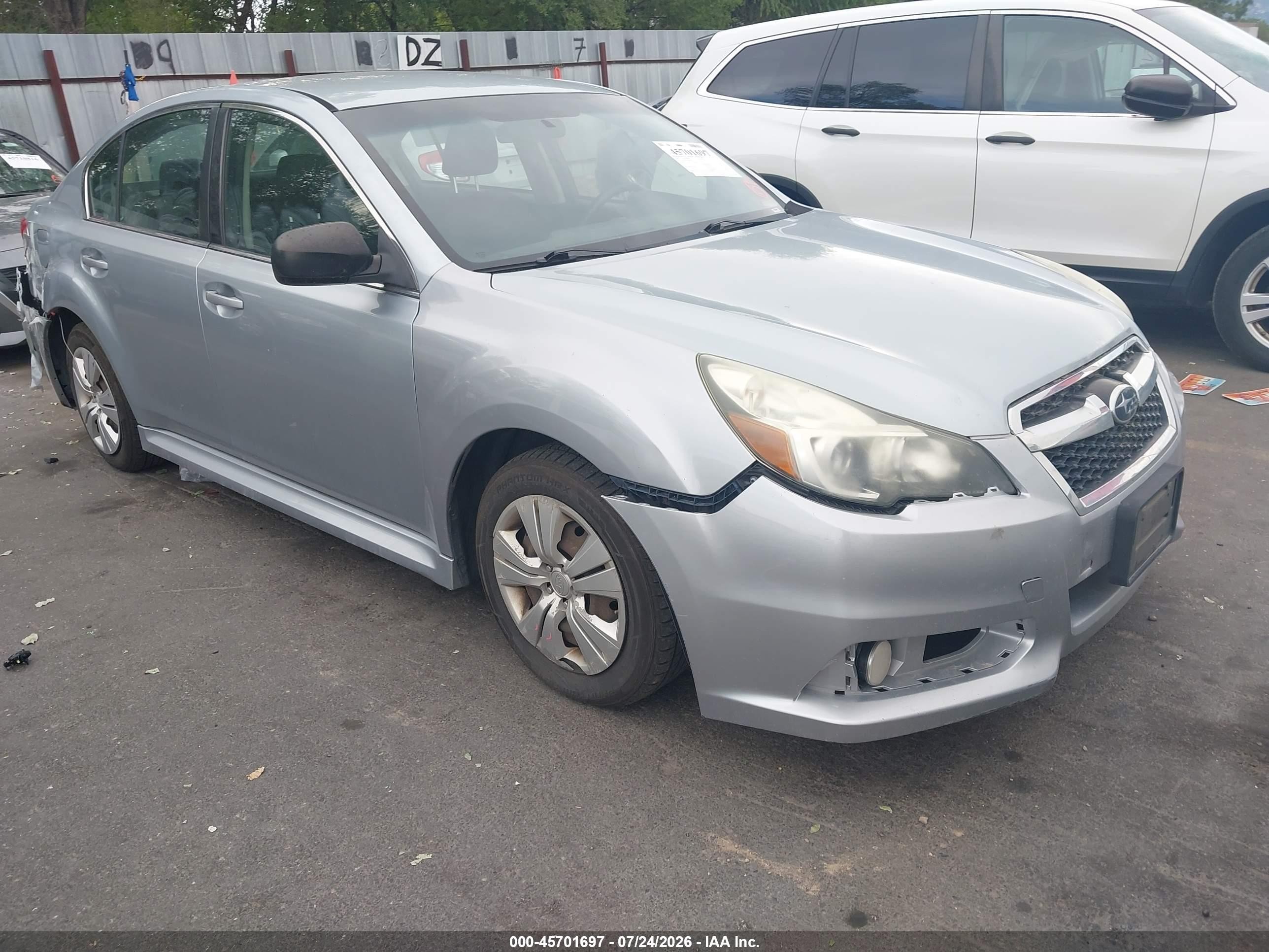 2014 Subaru Legacy 2.5i Серебряный vin: 4S3BMAA67E1004733