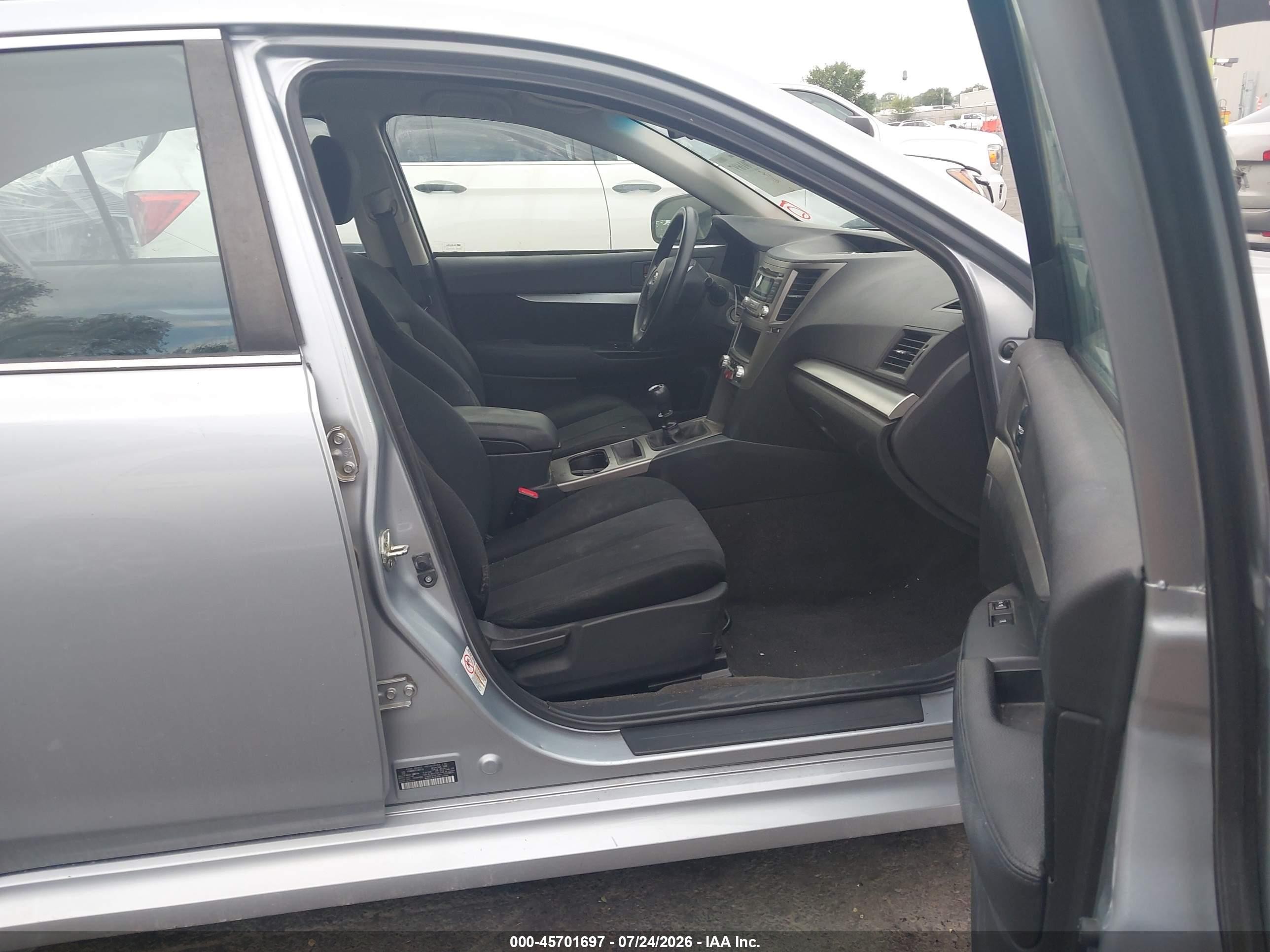 2014 Subaru Legacy 2.5i Серебряный vin: 4S3BMAA67E1004733