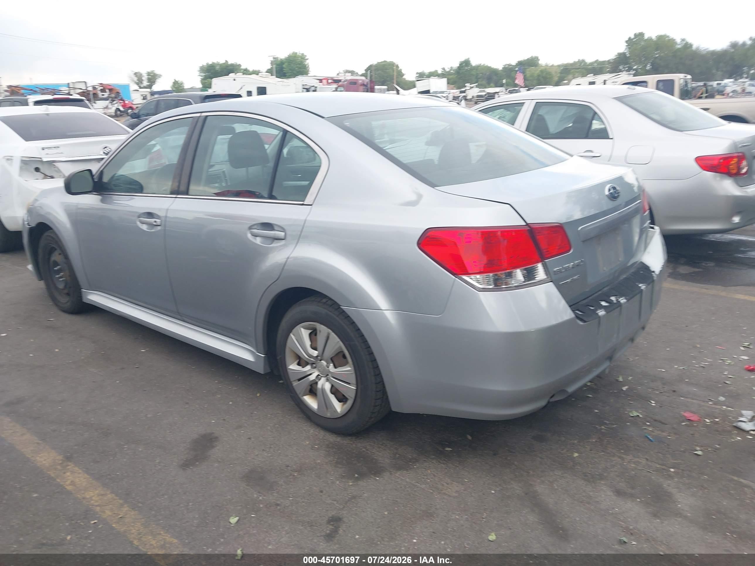 2014 Subaru Legacy 2.5i Серебряный vin: 4S3BMAA67E1004733