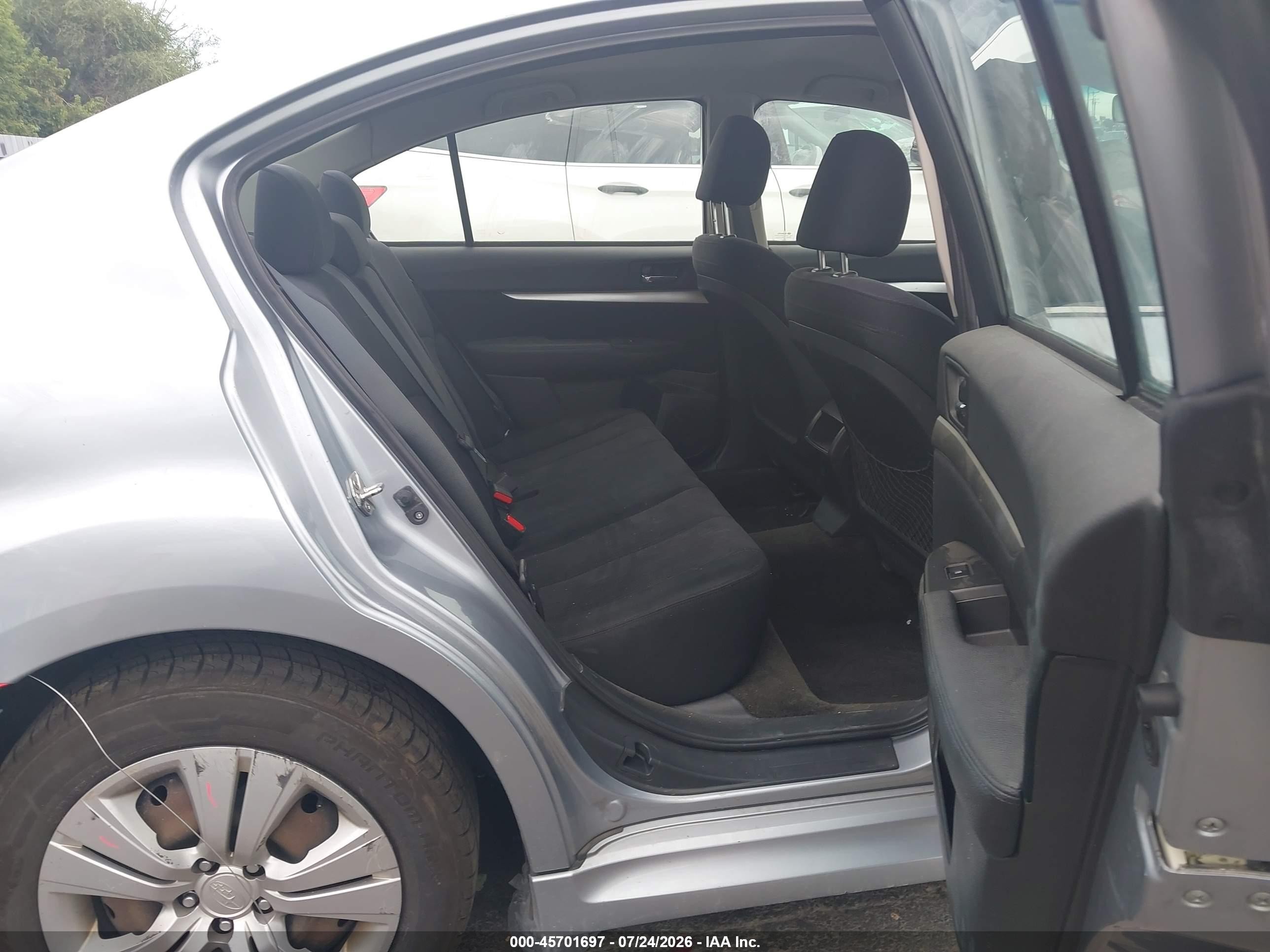 2014 Subaru Legacy 2.5i Серебряный vin: 4S3BMAA67E1004733