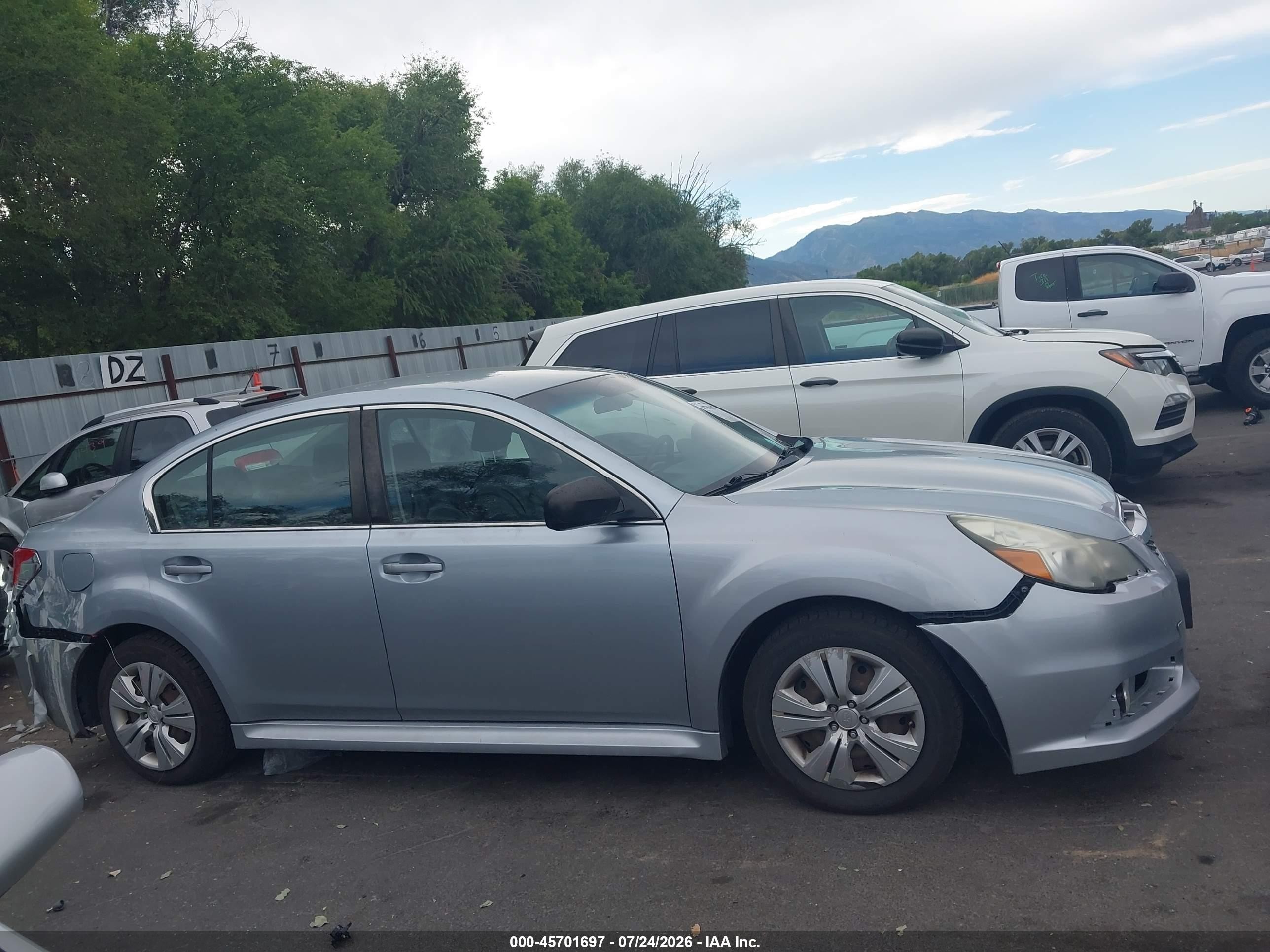 2014 Subaru Legacy 2.5i Серебряный vin: 4S3BMAA67E1004733