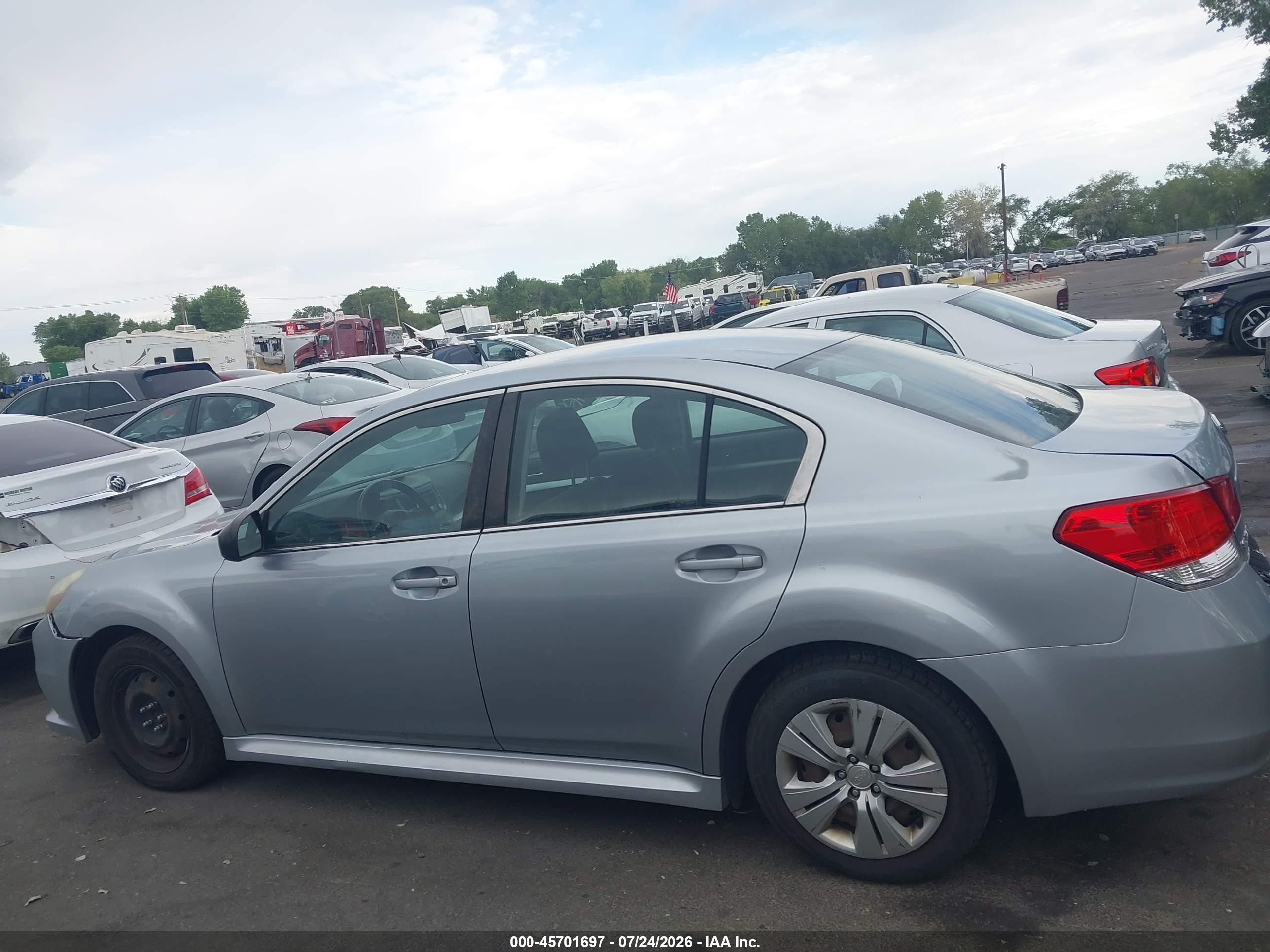 2014 Subaru Legacy 2.5i Серебряный vin: 4S3BMAA67E1004733