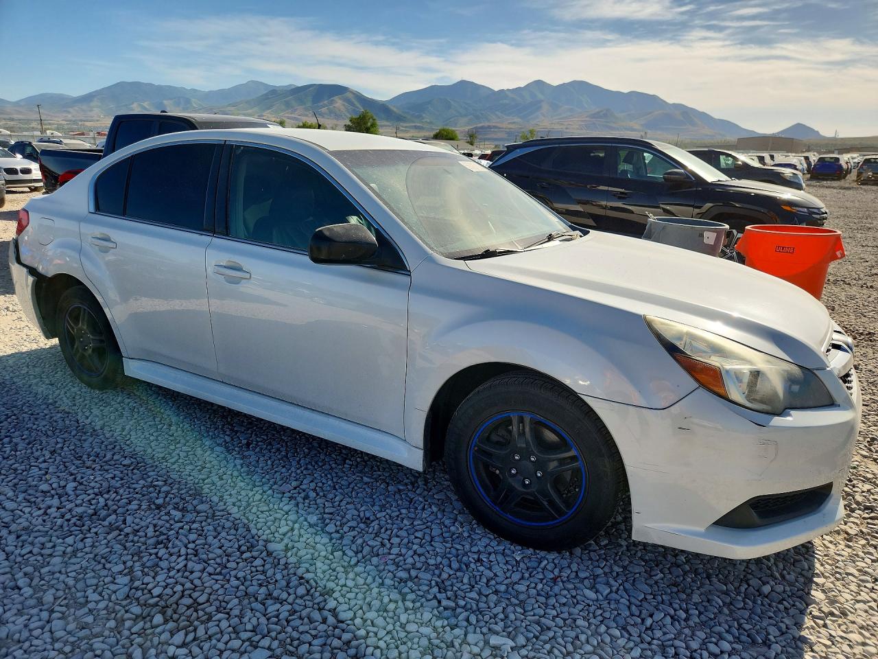 2014 Subaru Legacy 2.5i White vin: 4S3BMBA61E3019383