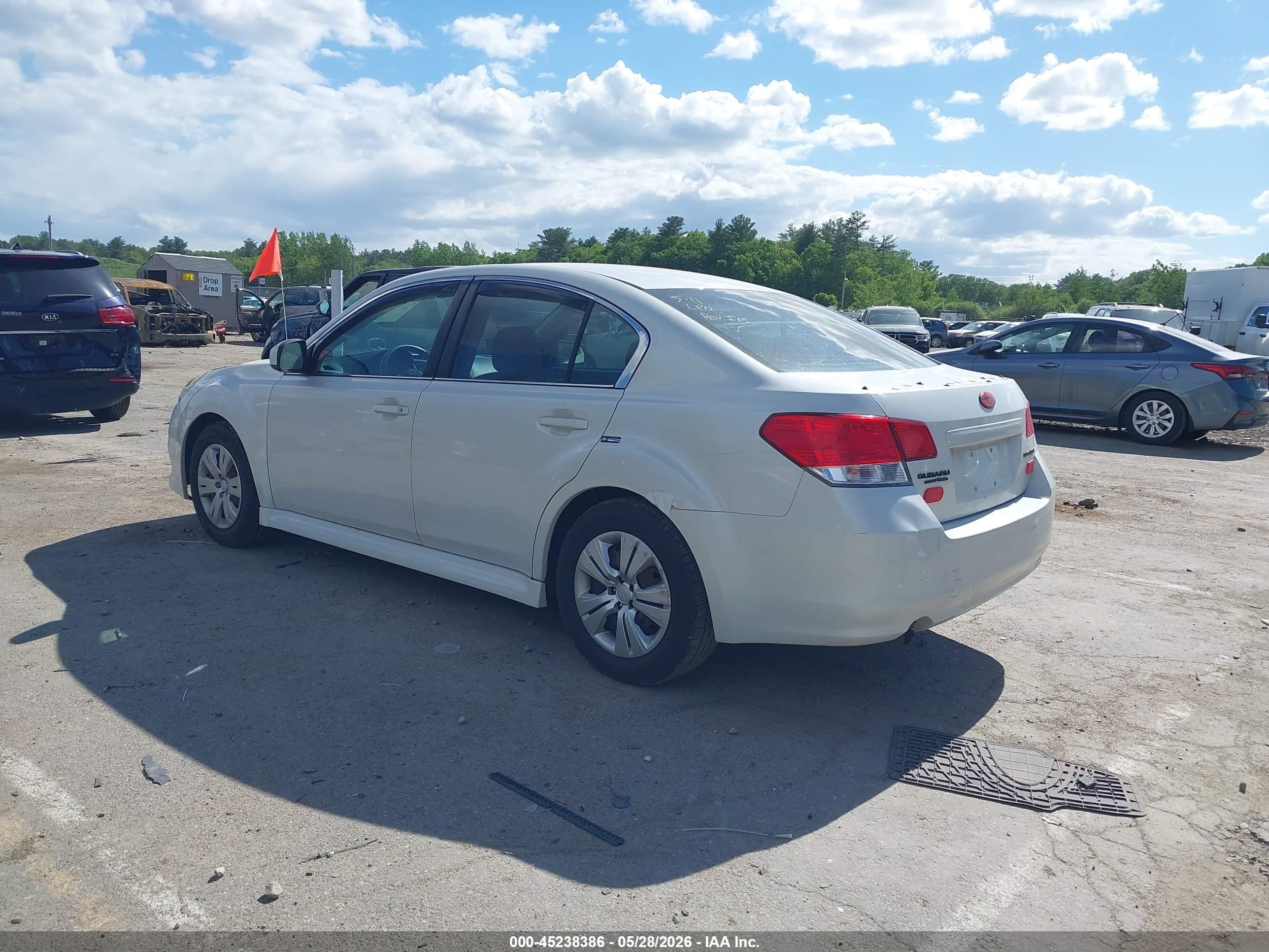 2011 Subaru Legacy 2.5i White vin: 4S3BMBA63B3238048