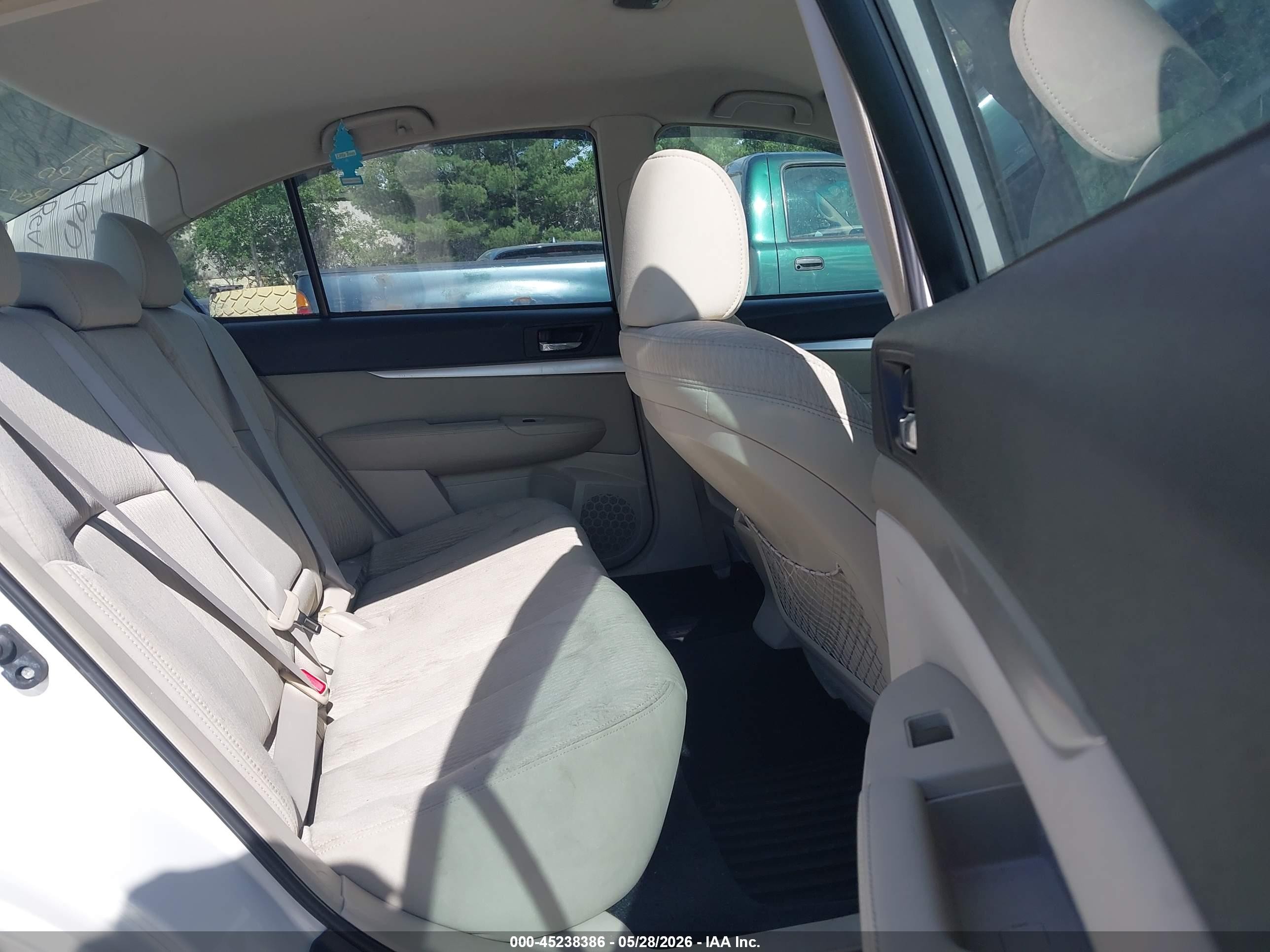 2011 Subaru Legacy 2.5i White vin: 4S3BMBA63B3238048