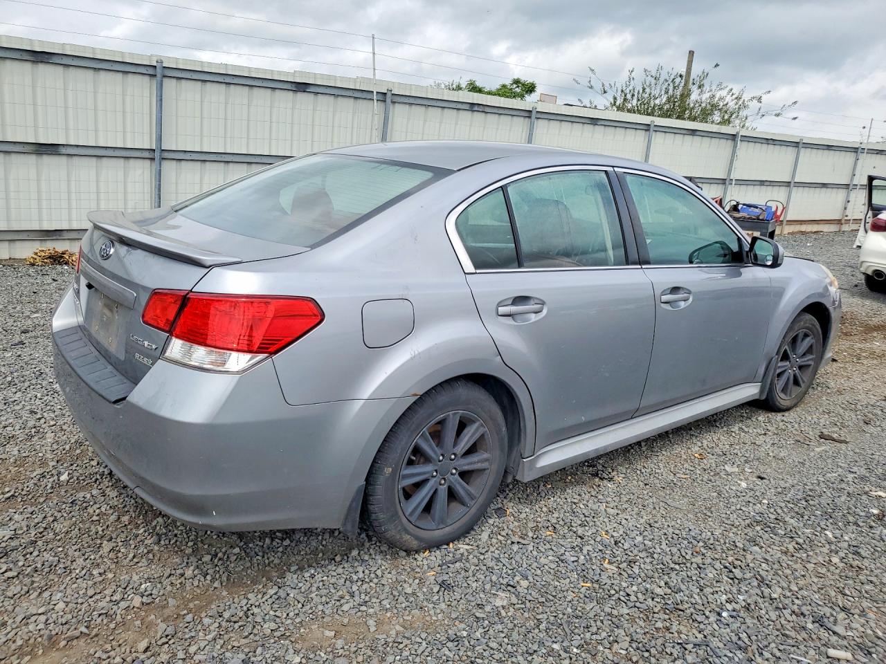 2011 Subaru Legacy 2.5i Silver vin: 4S3BMBA66B3258570