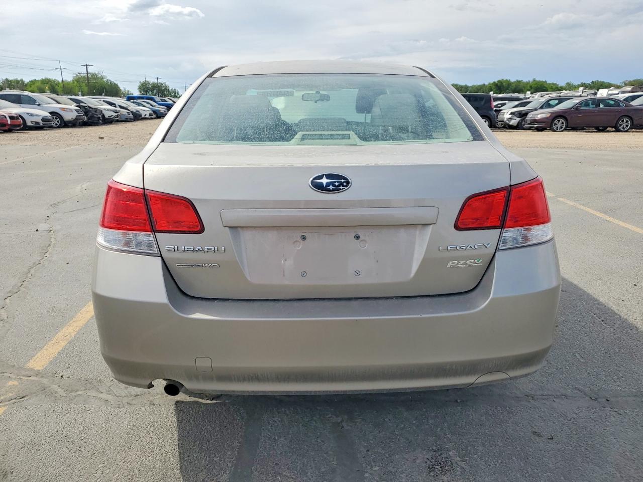 2014 Subaru Legacy 2.5i Silver vin: 4S3BMBA67E3031795