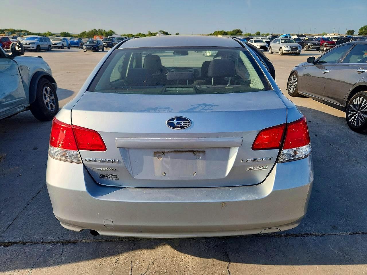 2014 Subaru Legacy 2.5i Silver vin: 4S3BMBA67E3031862