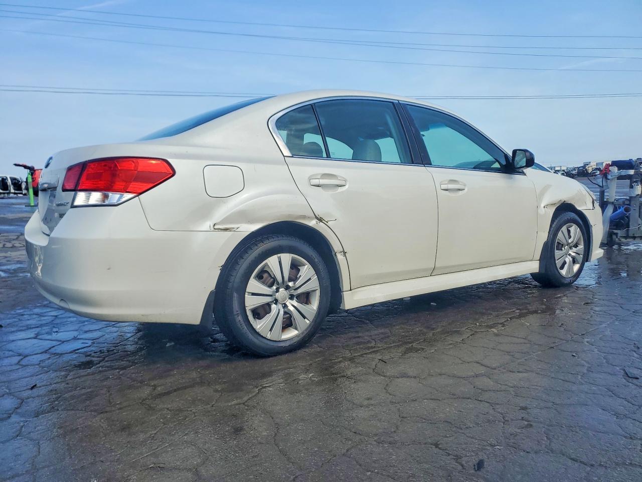 2013 Subaru Legacy 2.5i White vin: 4S3BMBA68D3017354