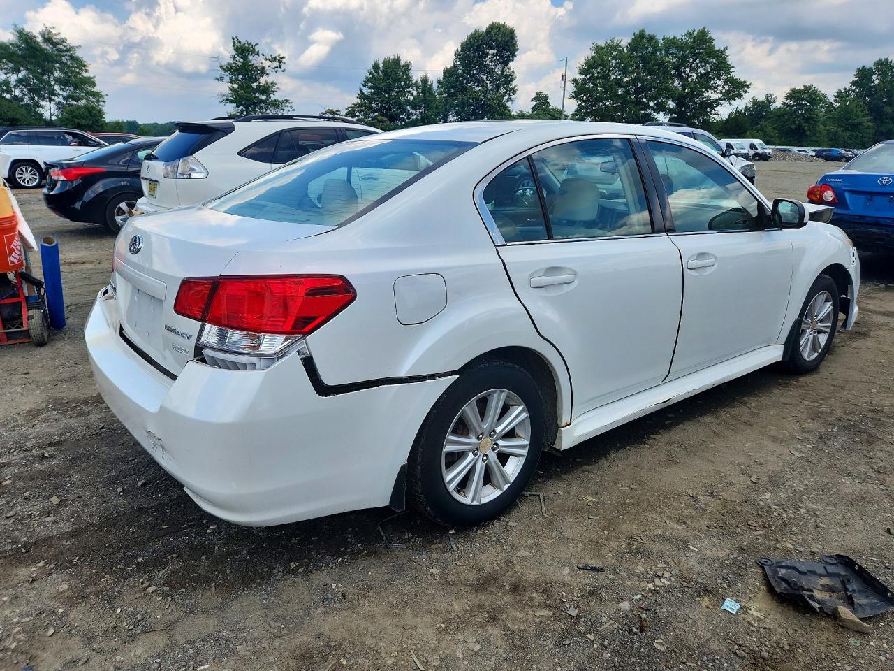 2011 Subaru Legacy 2.5i Premium Белый vin: 4S3BMBC67B3261426