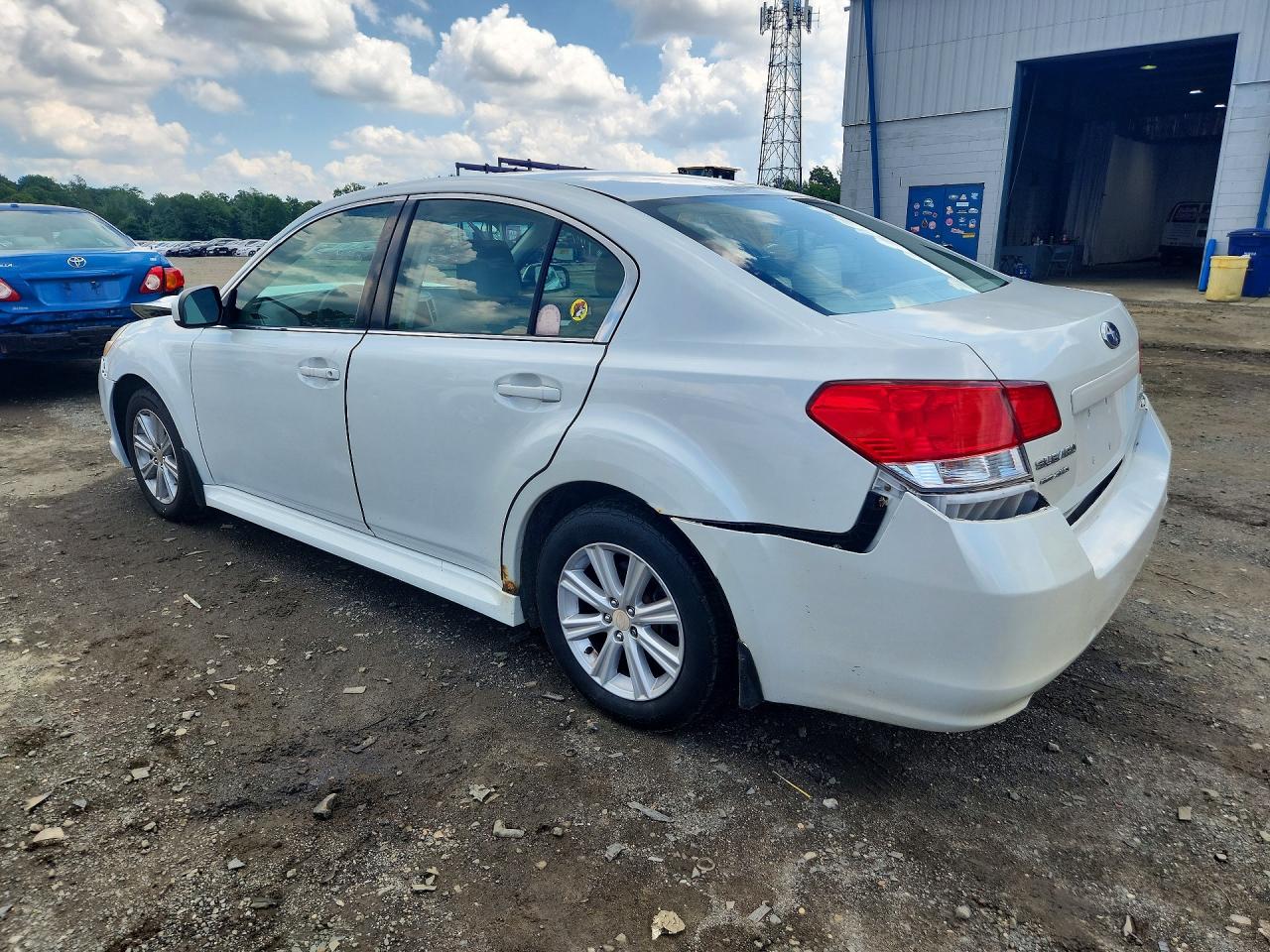 2011 Subaru Legacy 2.5i Premium Белый vin: 4S3BMBC67B3261426