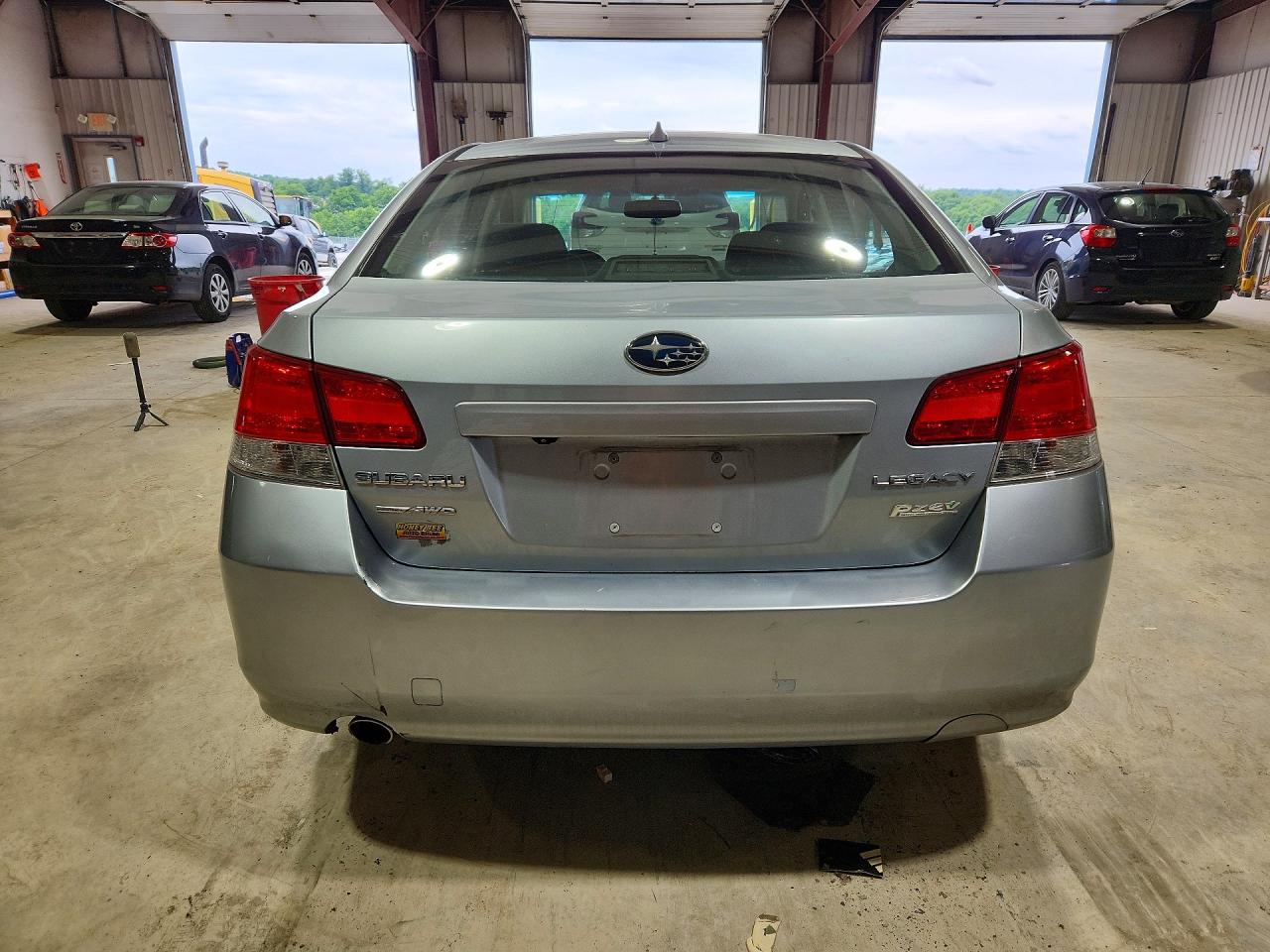 2014 Subaru Legacy 2.5i Premium Silver vin: 4S3BMBD67E3022333