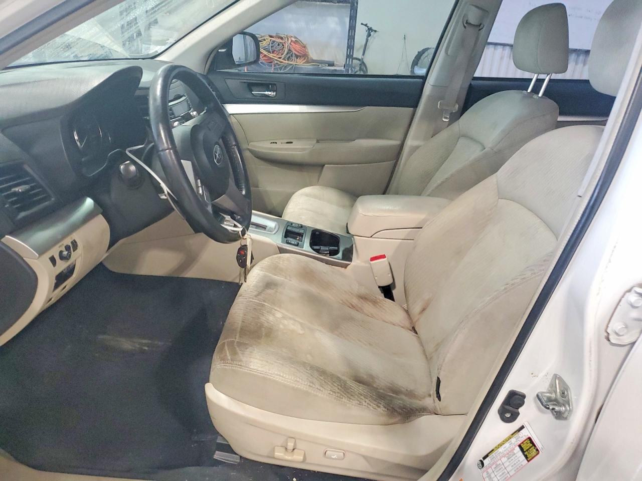 2010 Subaru Legacy 2.5i Premium Белый vin: 4S3BMBF60A3222915