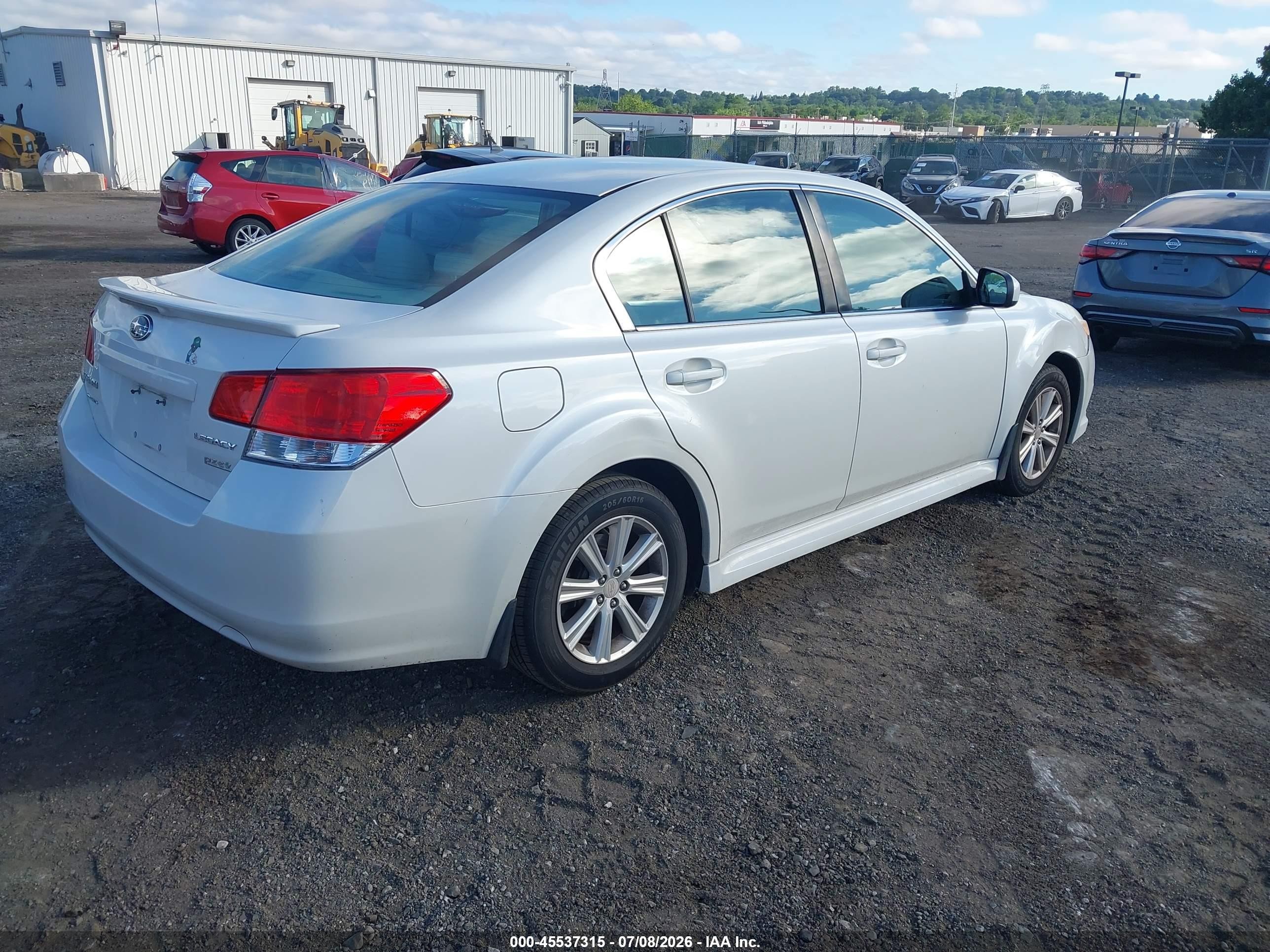2011 Subaru Legacy 2.5i Premium Белый vin: 4S3BMBG65B3215359