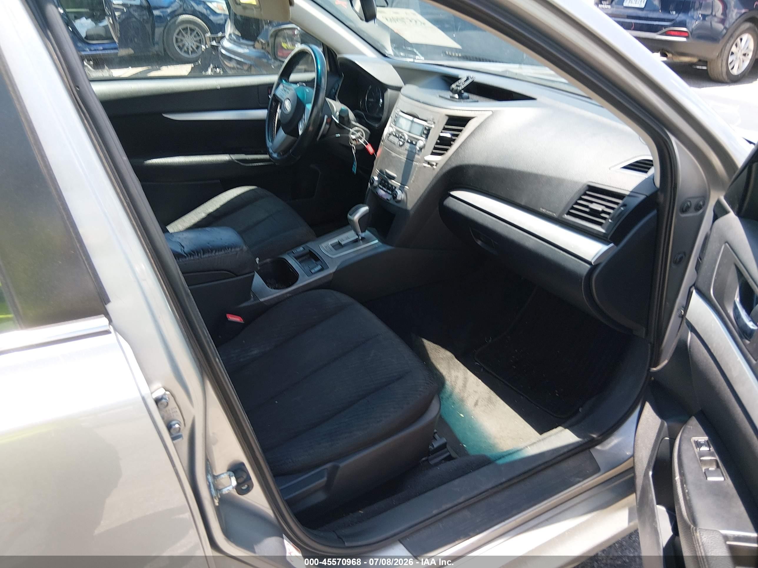 2010 Subaru Legacy 2.5i Premium Серебряный vin: 4S3BMBG67A3245445