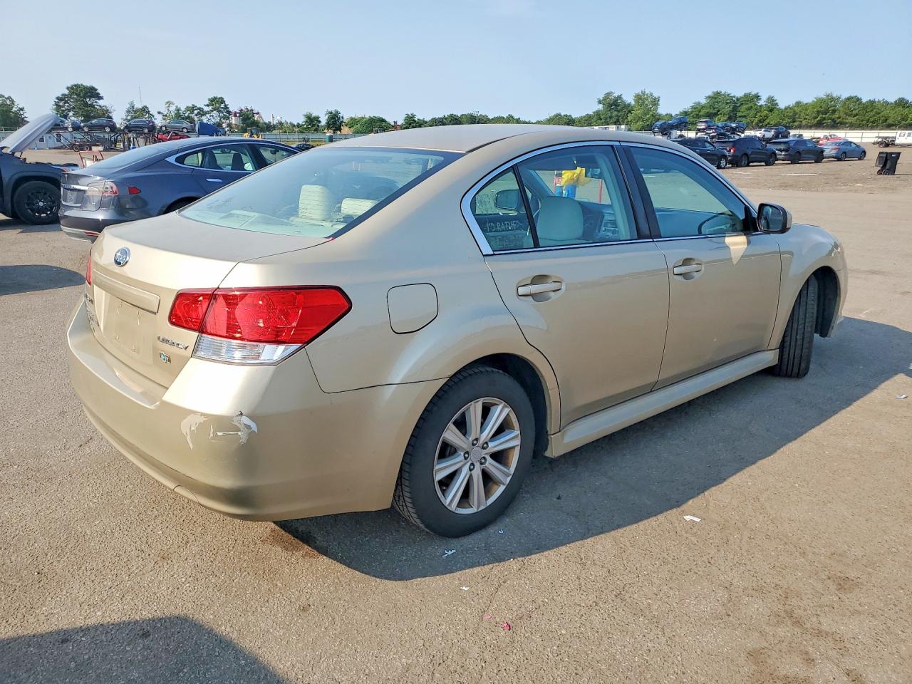 2010 Subaru Legacy 2.5i Premium Tan vin: 4S3BMBG69A3210888