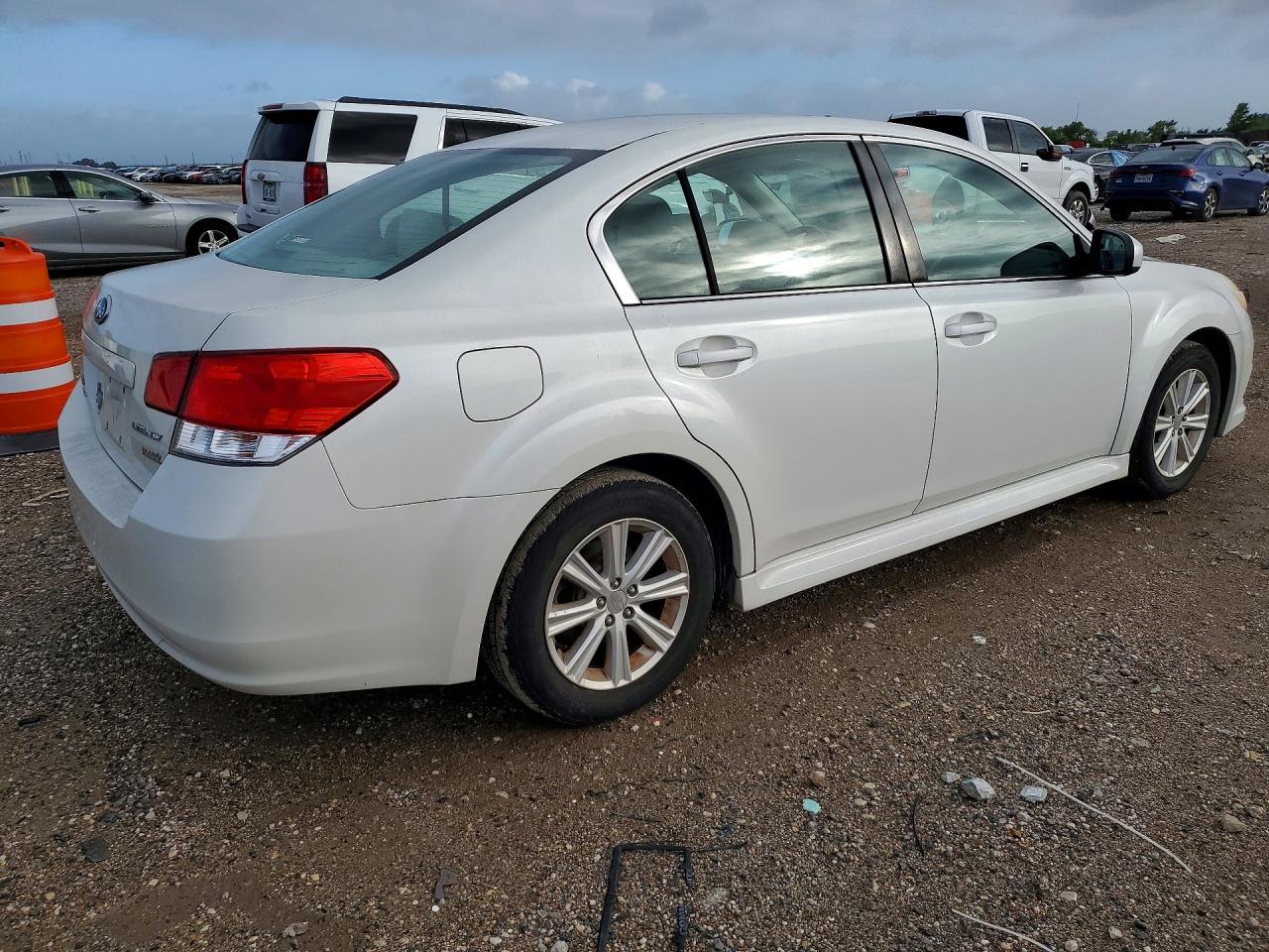 2011 Subaru Legacy 2.5i Premium White vin: 4S3BMBG69B3241866