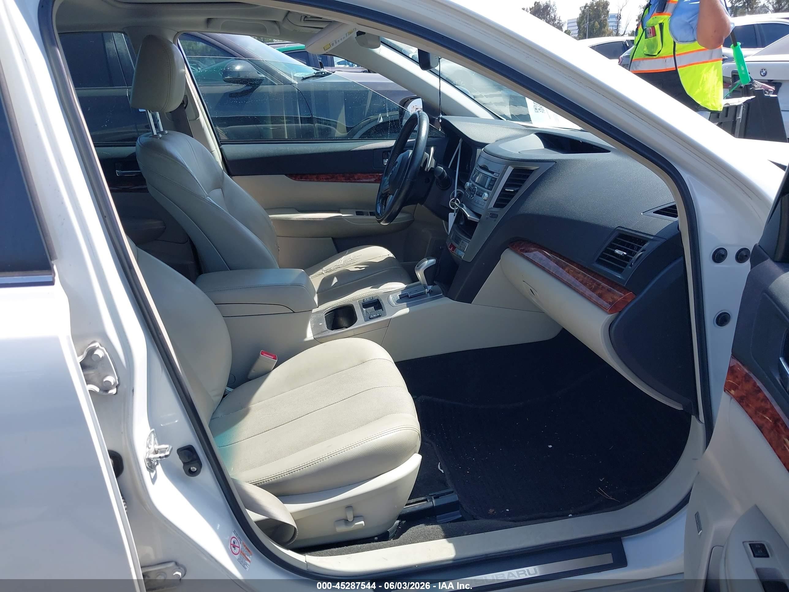 2011 Subaru Legacy 2.5i Limited White vin: 4S3BMBK62B3256331