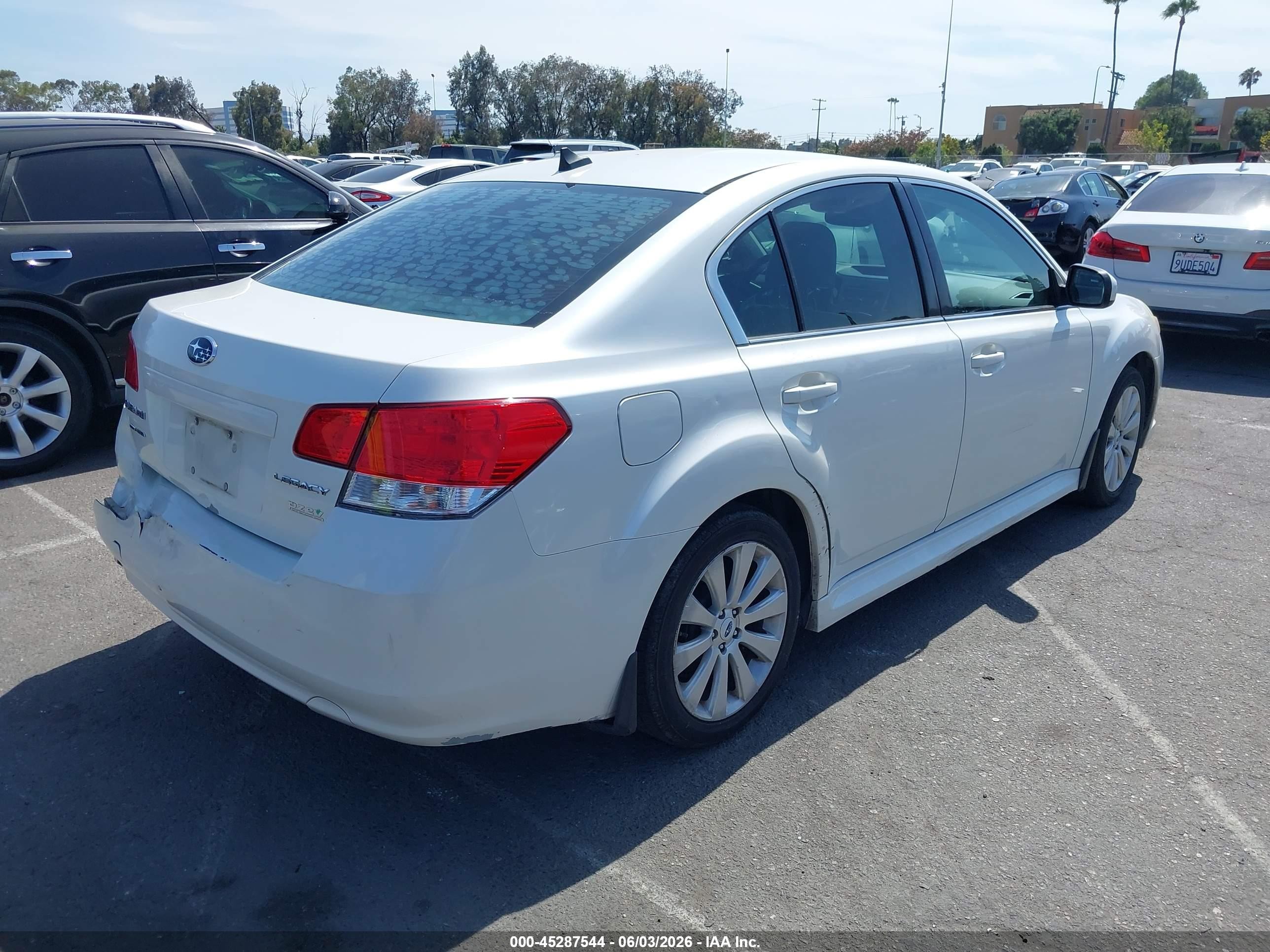 2011 Subaru Legacy 2.5i Limited White vin: 4S3BMBK62B3256331