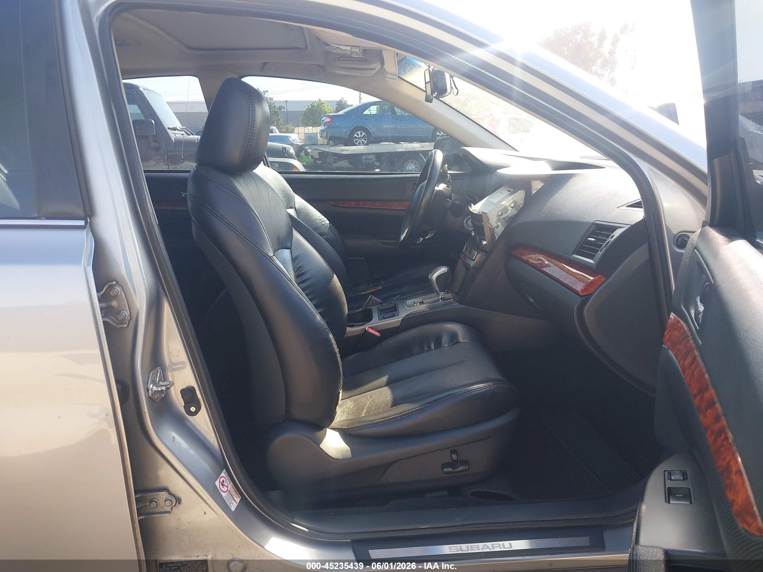 2011 Subaru Legacy 2.5i Limited Silver vin: 4S3BMBK65B3220083