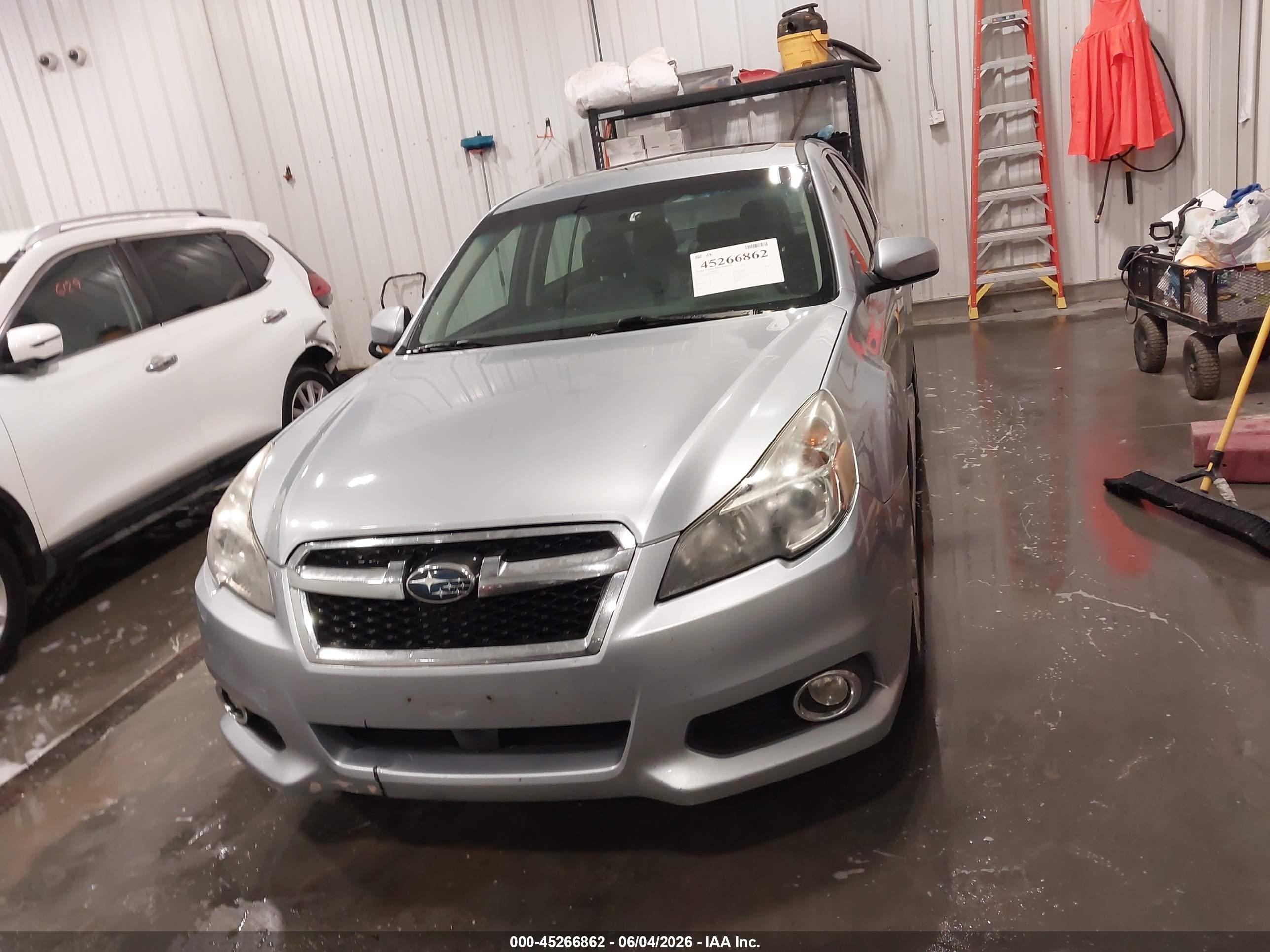2013 Subaru Legacy 2.5i Limited Silver vin: 4S3BMBK65D3046616