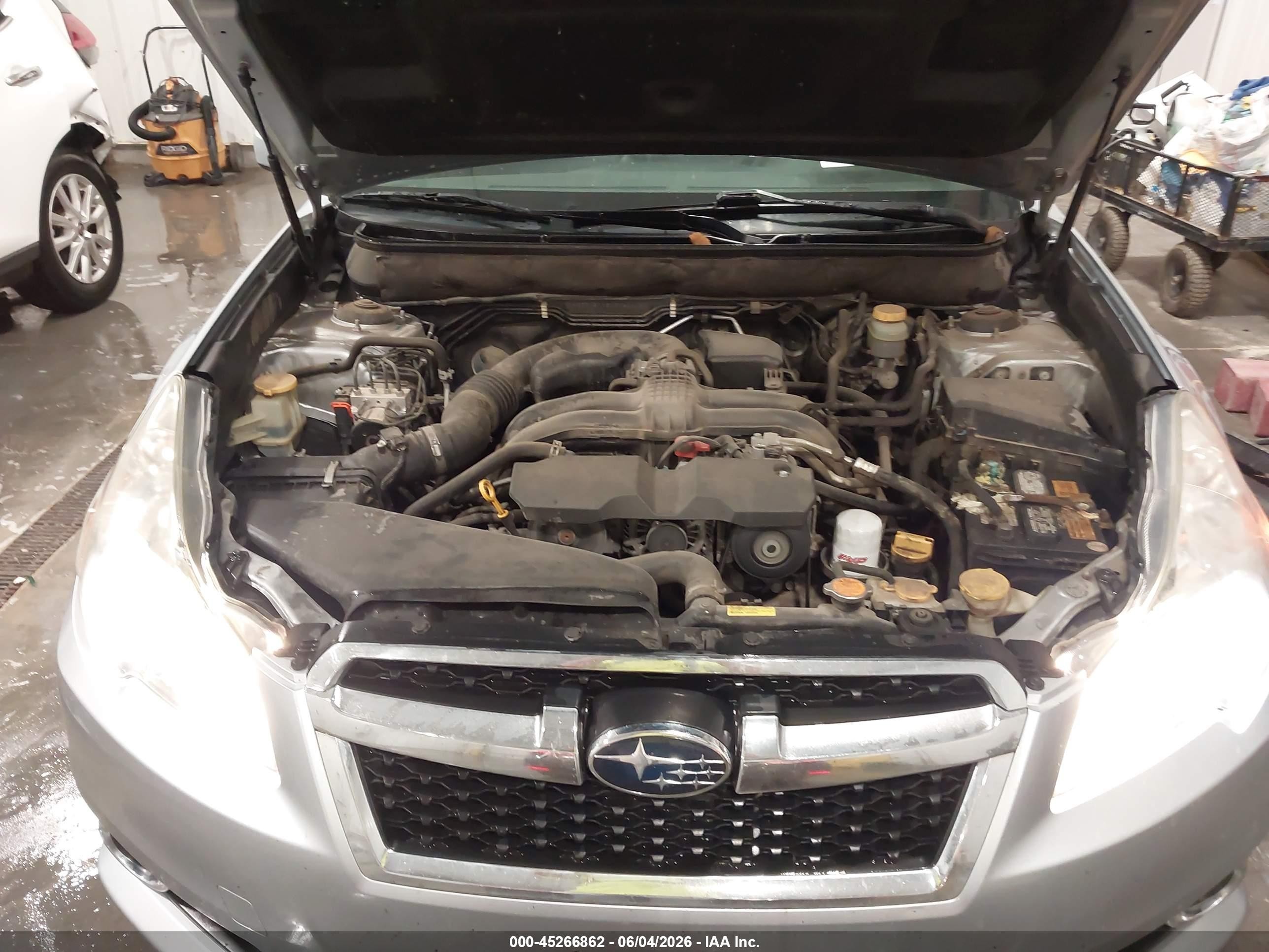2013 Subaru Legacy 2.5i Limited Silver vin: 4S3BMBK65D3046616