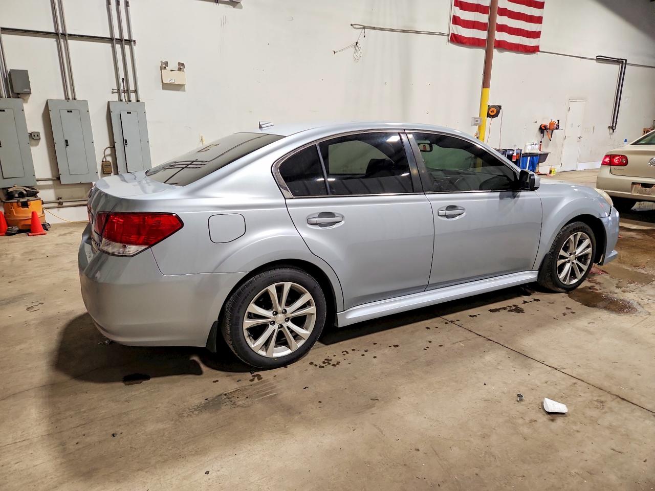 2014 Subaru Legacy 2.5i Limited Серебряный vin: 4S3BMBL65E3031369
