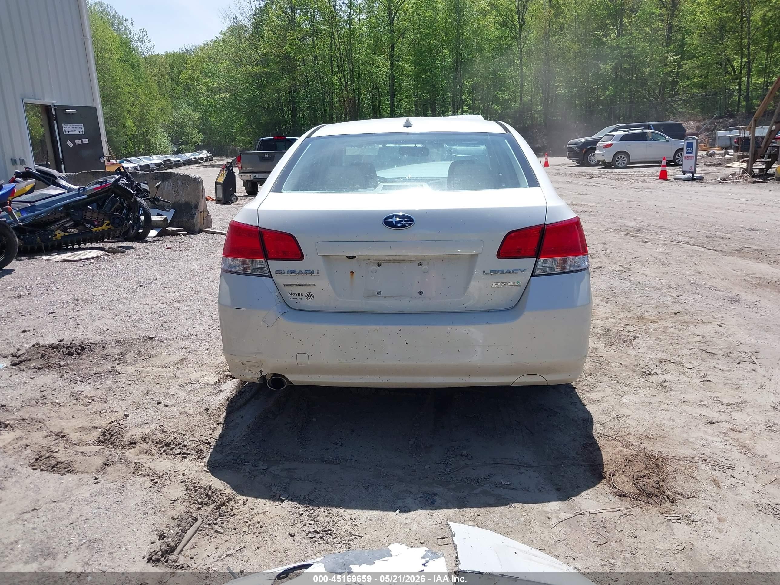 2014 Subaru Legacy 2.5i Limited White vin: 4S3BMBL65E3033459