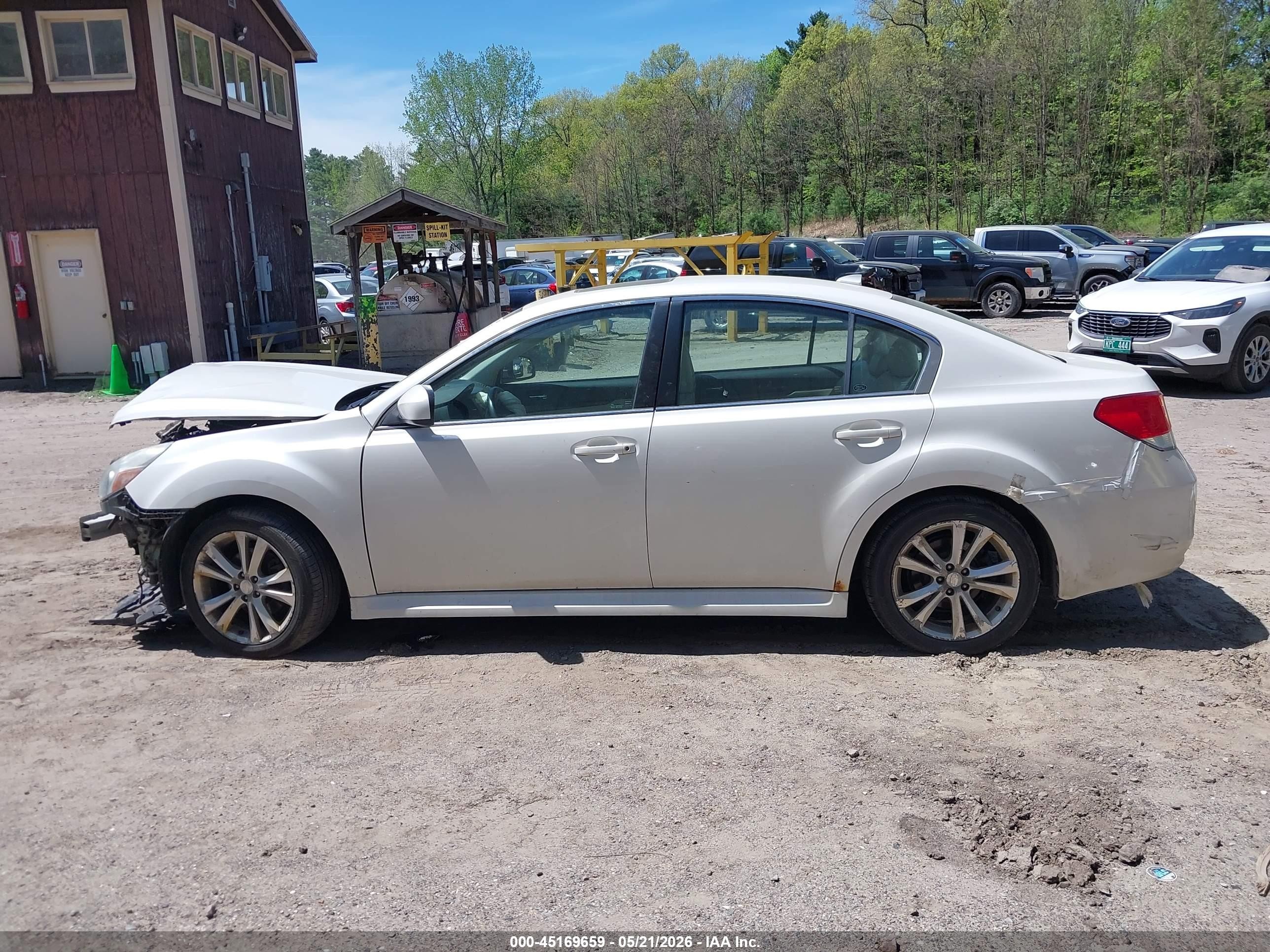 2014 Subaru Legacy 2.5i Limited White vin: 4S3BMBL65E3033459