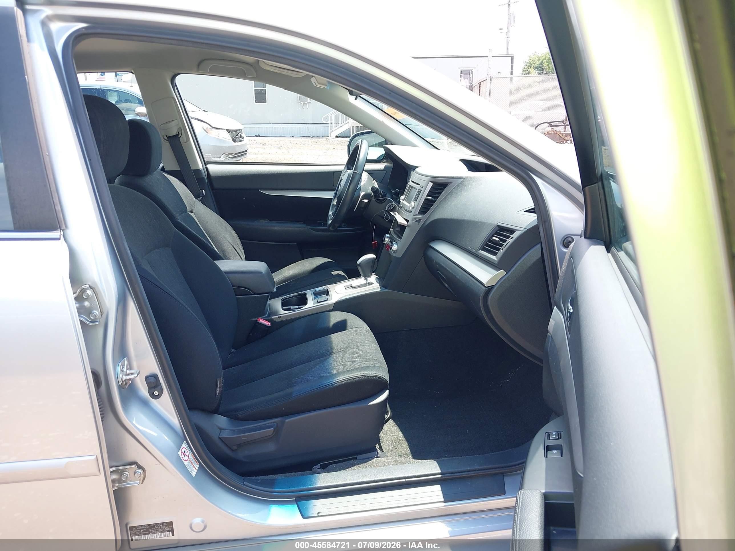 2014 Subaru Legacy 2.5i Premium Silver vin: 4S3BMCC62E3003633