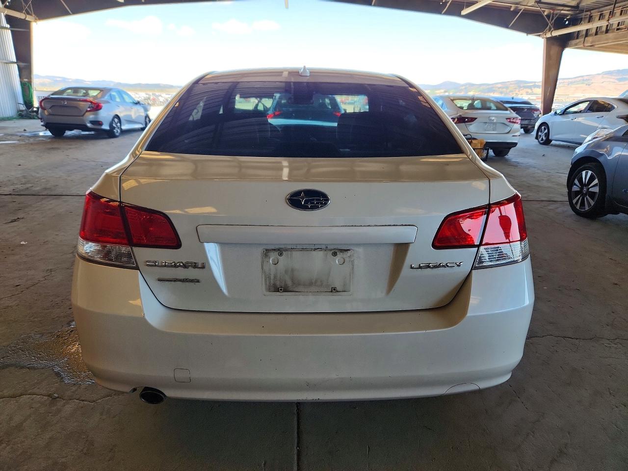 2014 Subaru Legacy 2.5i Premium White vin: 4S3BMCC67E3004065
